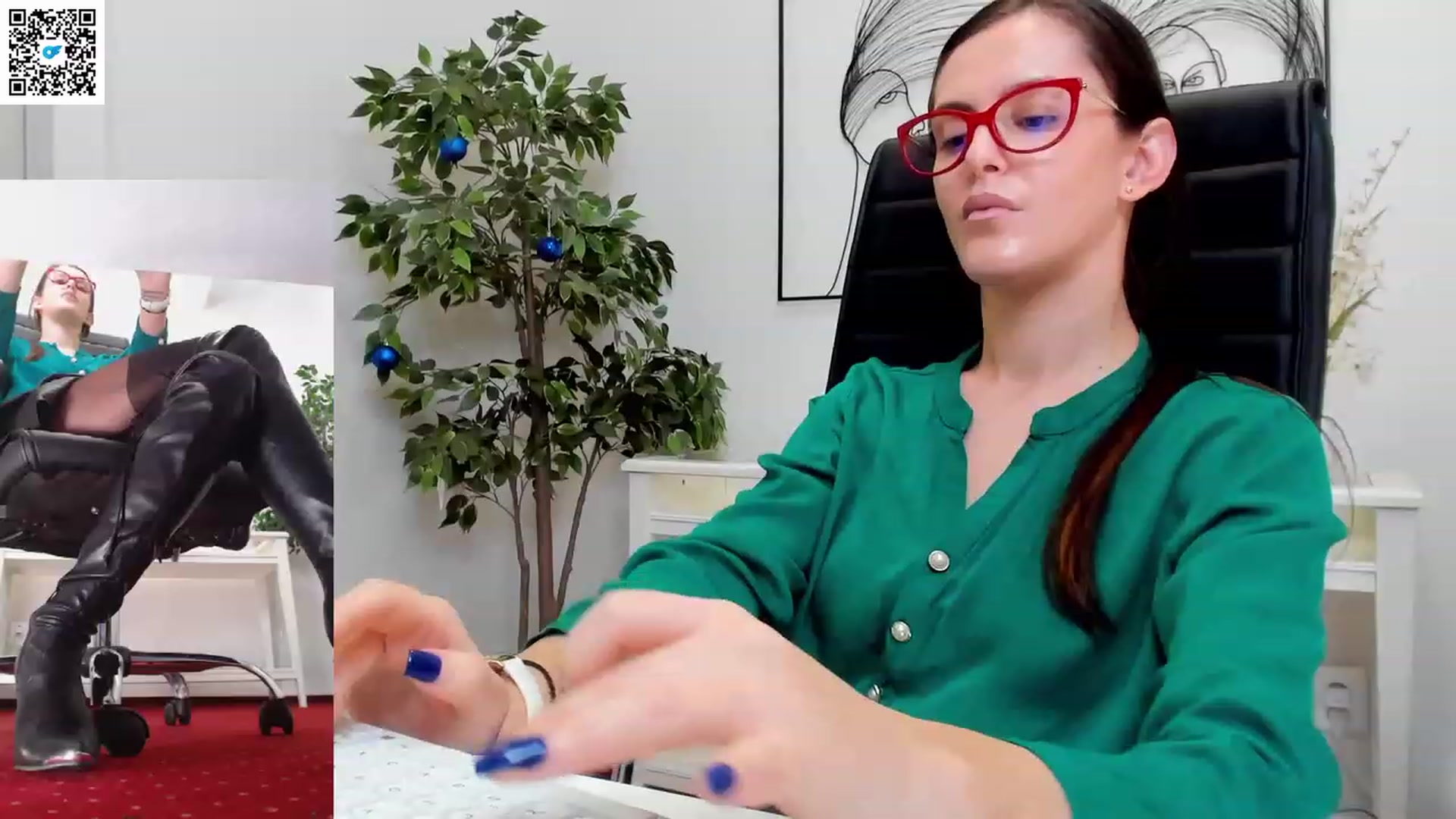 Gallery image thumbnail from Helle__'s myfreecams stream on, 03/20/2023, 09:49 image 16 of 20