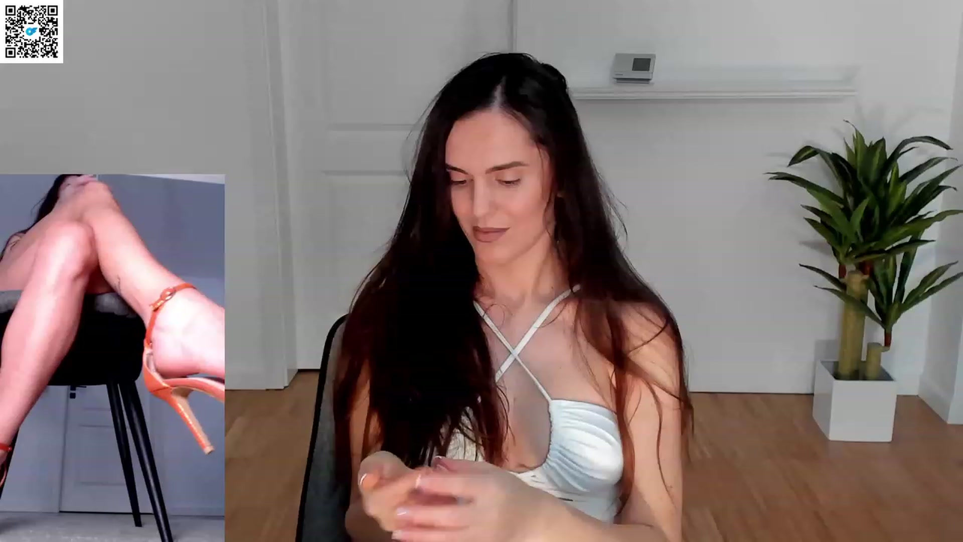 Gallery image thumbnail from Helle__'s myfreecams stream on, 04/08/2023, 20:23 image 1 of 20