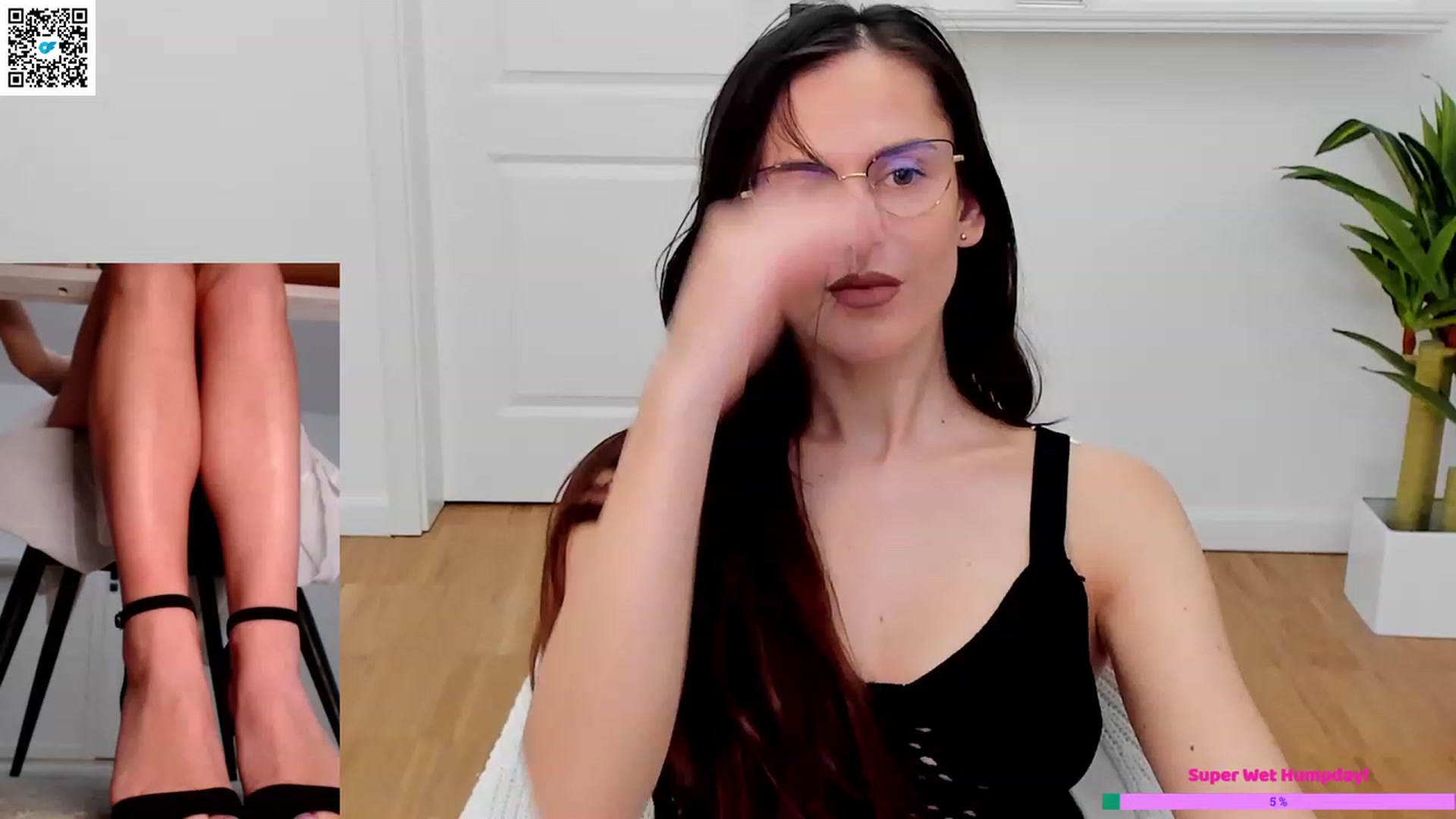 Gallery image thumbnail from Helle__'s myfreecams stream on, 04/12/2023, 11:13 image 8 of 20