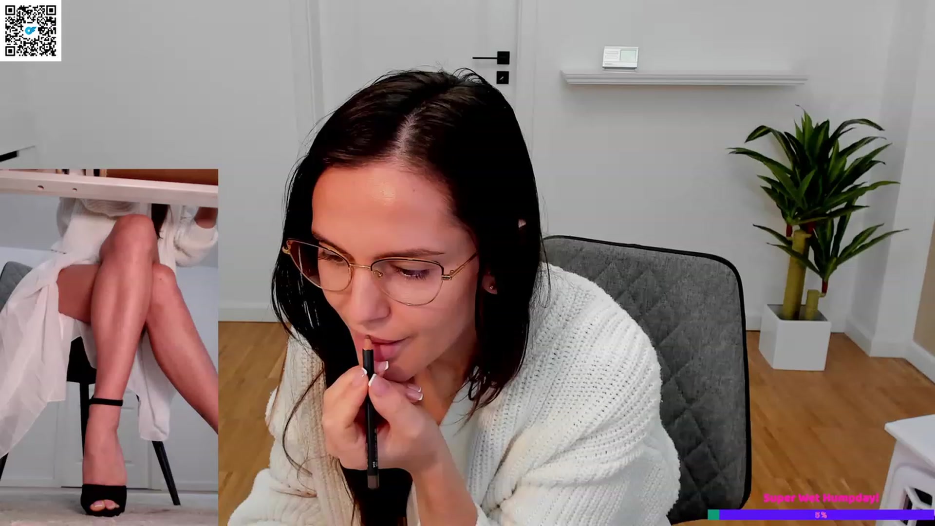Gallery image thumbnail from Helle__'s myfreecams stream on, 04/12/2023, 11:13 image 7 of 20