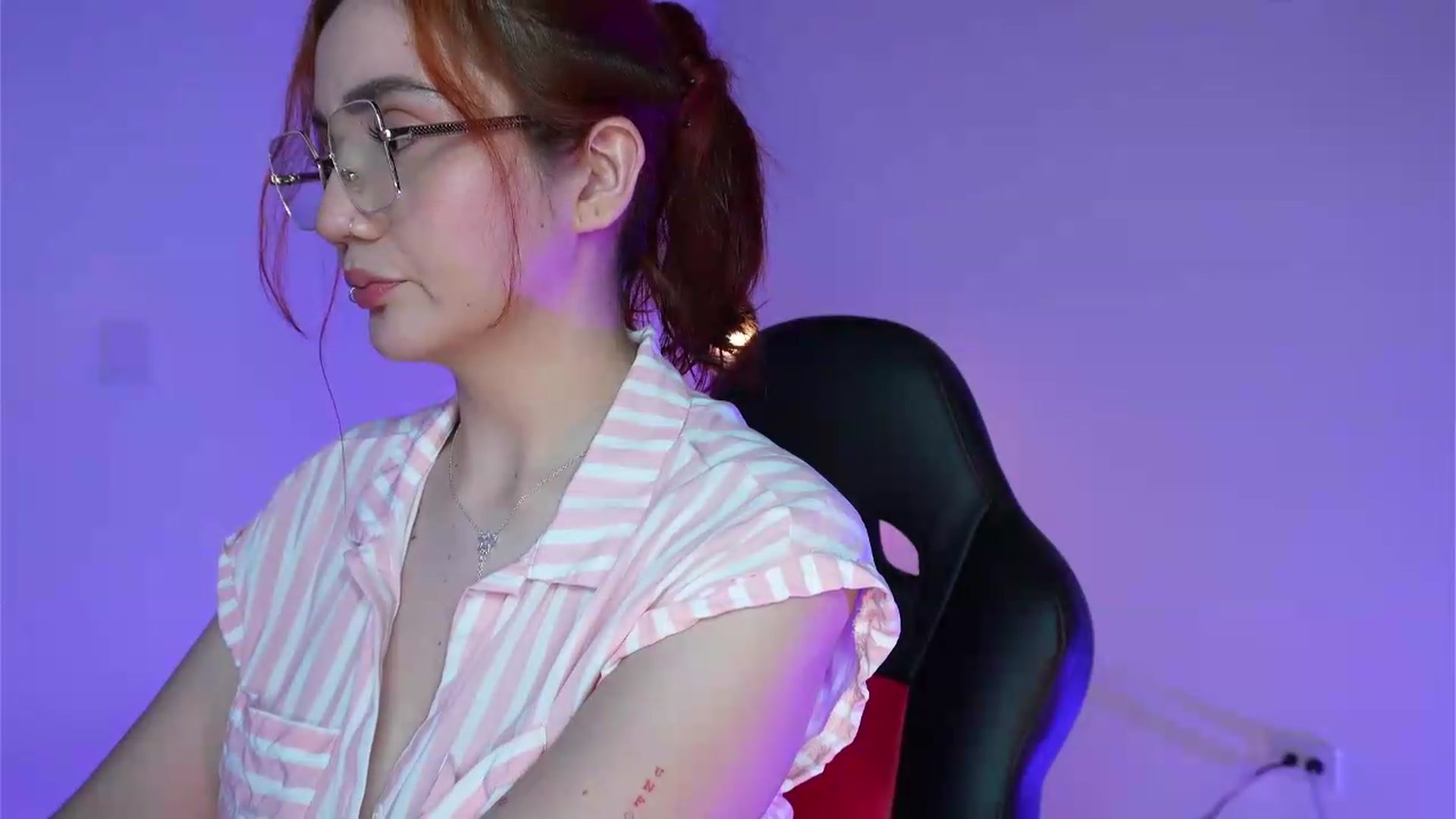 Gallery image thumbnail from Hellena_1's myfreecams stream on, 07/24/2026, 24:54 image 17 of 20