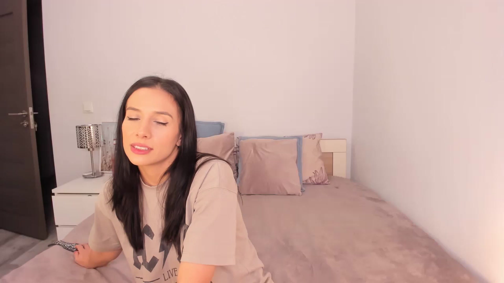 Gallery image thumbnail from HelloAna's myfreecams stream on, 11/12/2023, 20:04 image 3 of 20