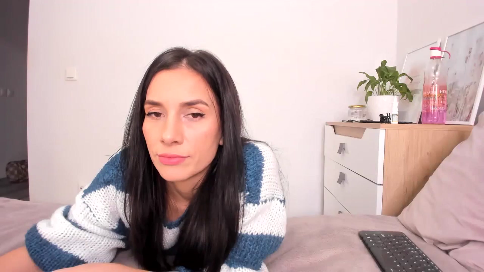 Gallery image thumbnail from HelloAna's myfreecams stream on, 12/03/2023, 20:34 image 2 of 20