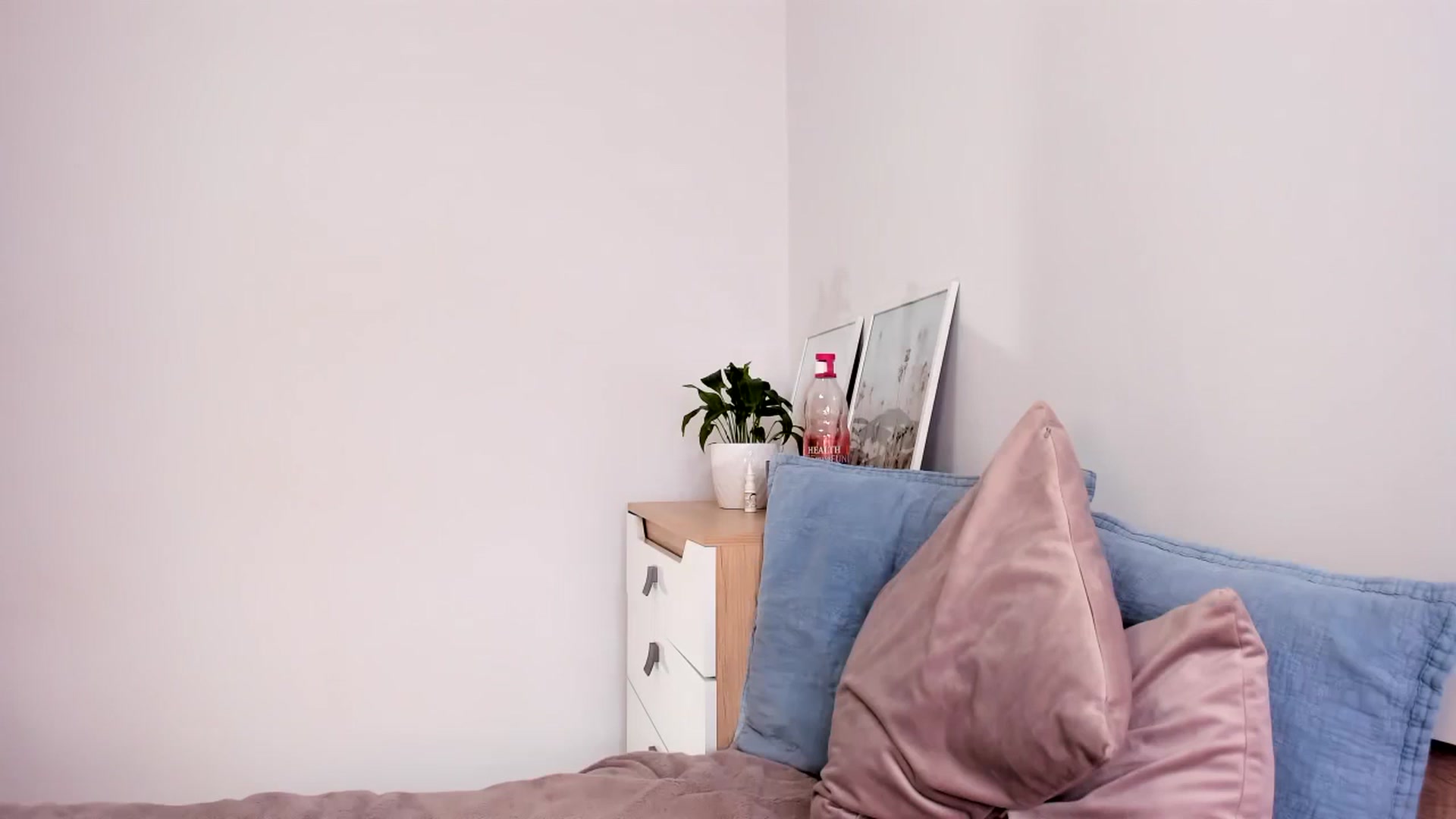 Gallery image thumbnail from HelloAna's myfreecams stream on, 12/07/2023, 21:01 image 9 of 20