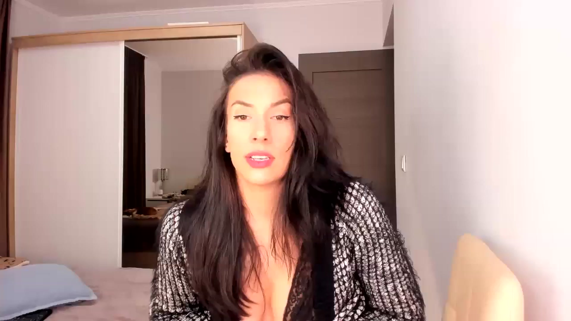Gallery image thumbnail from HelloAna's myfreecams stream on, 12/15/2023, 20:28 image 1 of 20