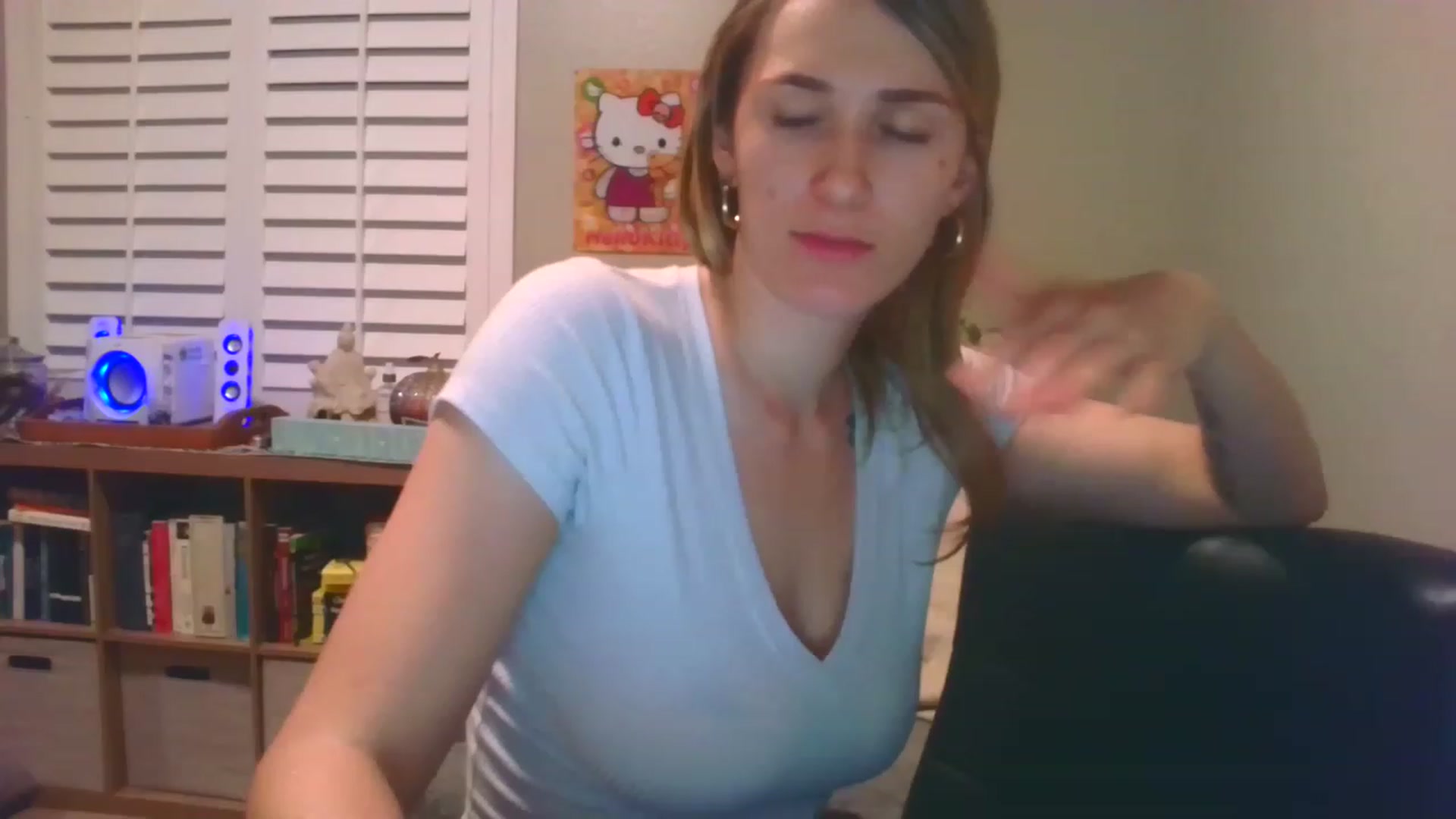 Gallery image thumbnail from HelloVenus1's myfreecams stream on, 06/18/2023, 11:35 image 19 of 20