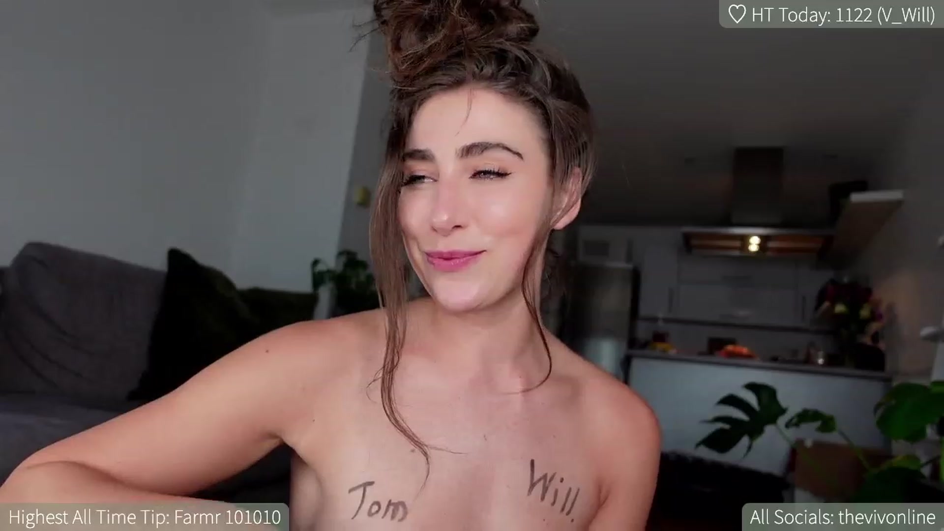 Gallery image thumbnail from HelloViv's myfreecams stream on, 04/09/2023, 19:33 image 14 of 20