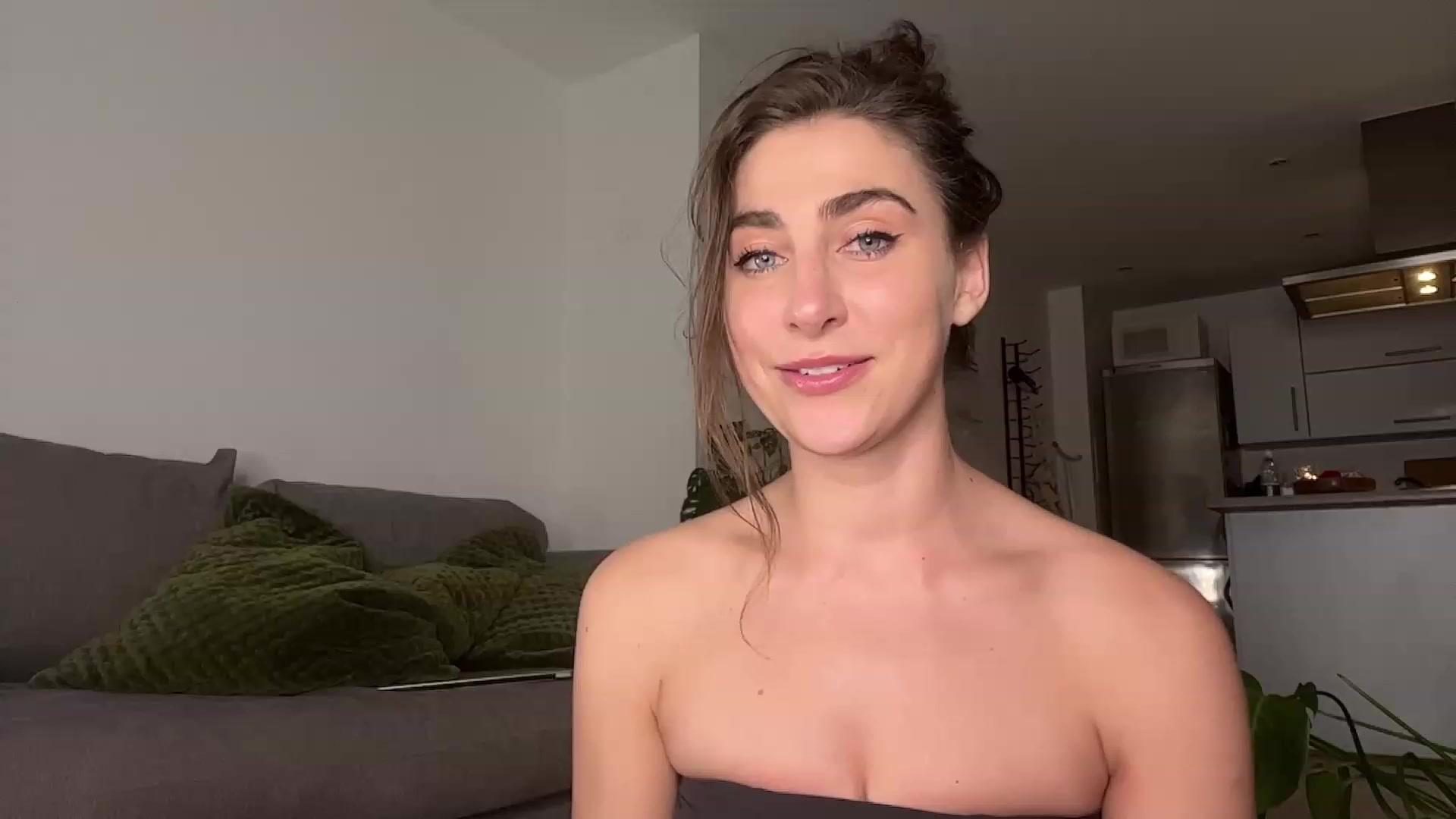Gallery image thumbnail from HelloViv's myfreecams stream on, 06/01/2023, 22:52 image 14 of 20