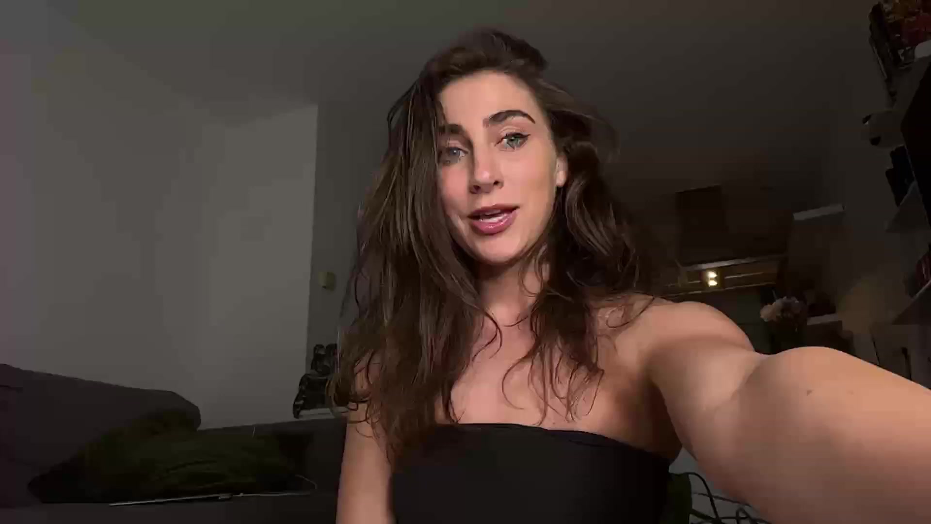 Gallery image thumbnail from HelloViv's myfreecams stream on, 06/01/2023, 22:52 image 2 of 20