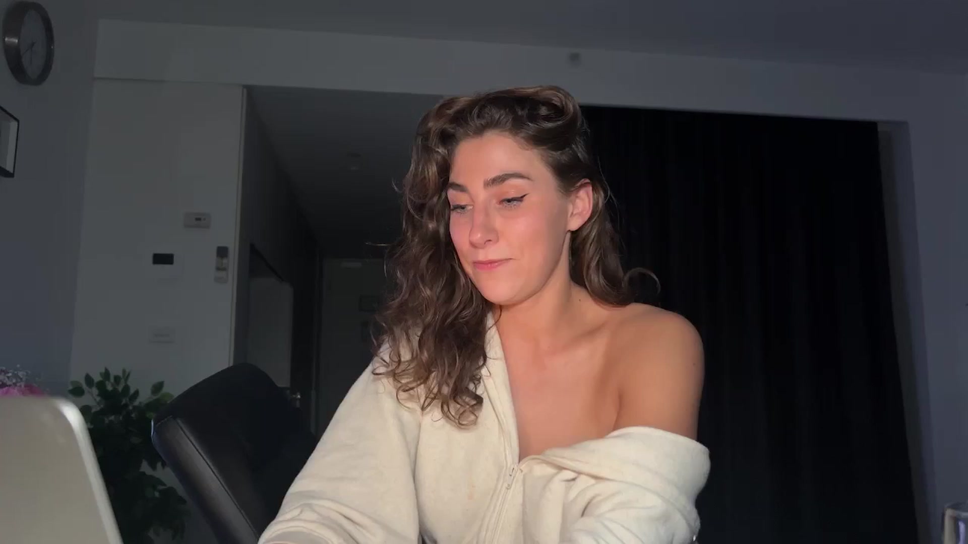 Gallery image thumbnail from HelloViv's myfreecams stream on, 05/22/2024, 07:46 image 15 of 20