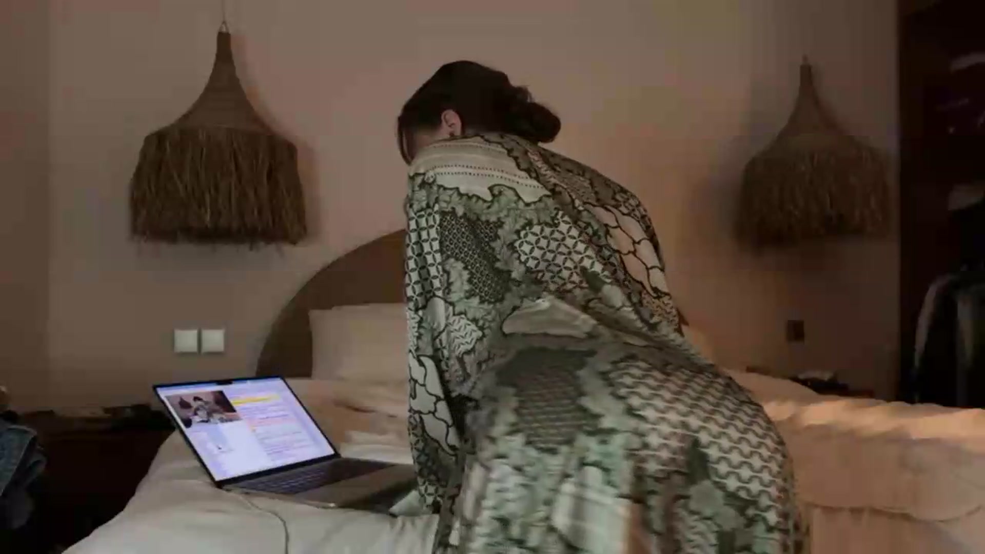 Gallery image thumbnail from HelloViv's myfreecams stream on, 07/17/2026, 16:38 image 16 of 20