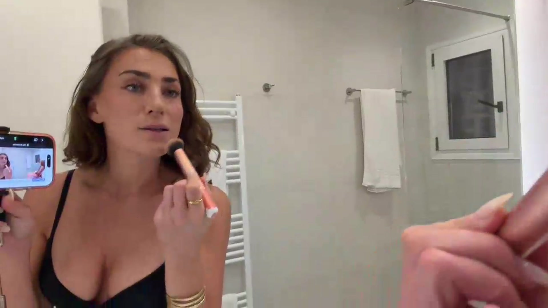 Gallery image thumbnail from HelloViv's myfreecams stream on, 07/29/2026, 18:22 image 15 of 20