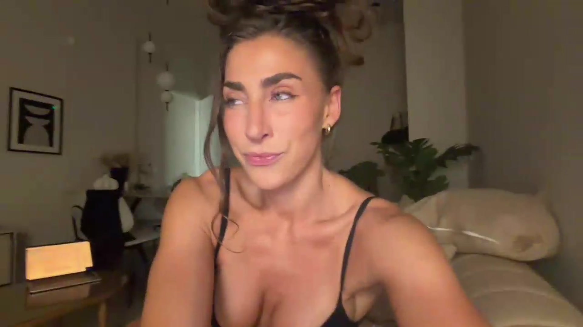 Gallery image thumbnail from HelloViv's myfreecams stream on, 07/29/2026, 19:48 image 20 of 20