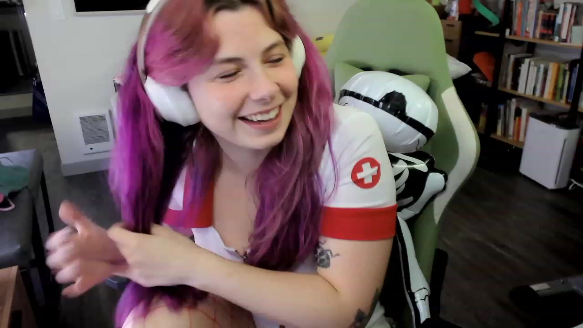 Gallery image thumbnail from Hempley's myfreecams stream on, 10/28/2023, 02:32 image 5 of 20