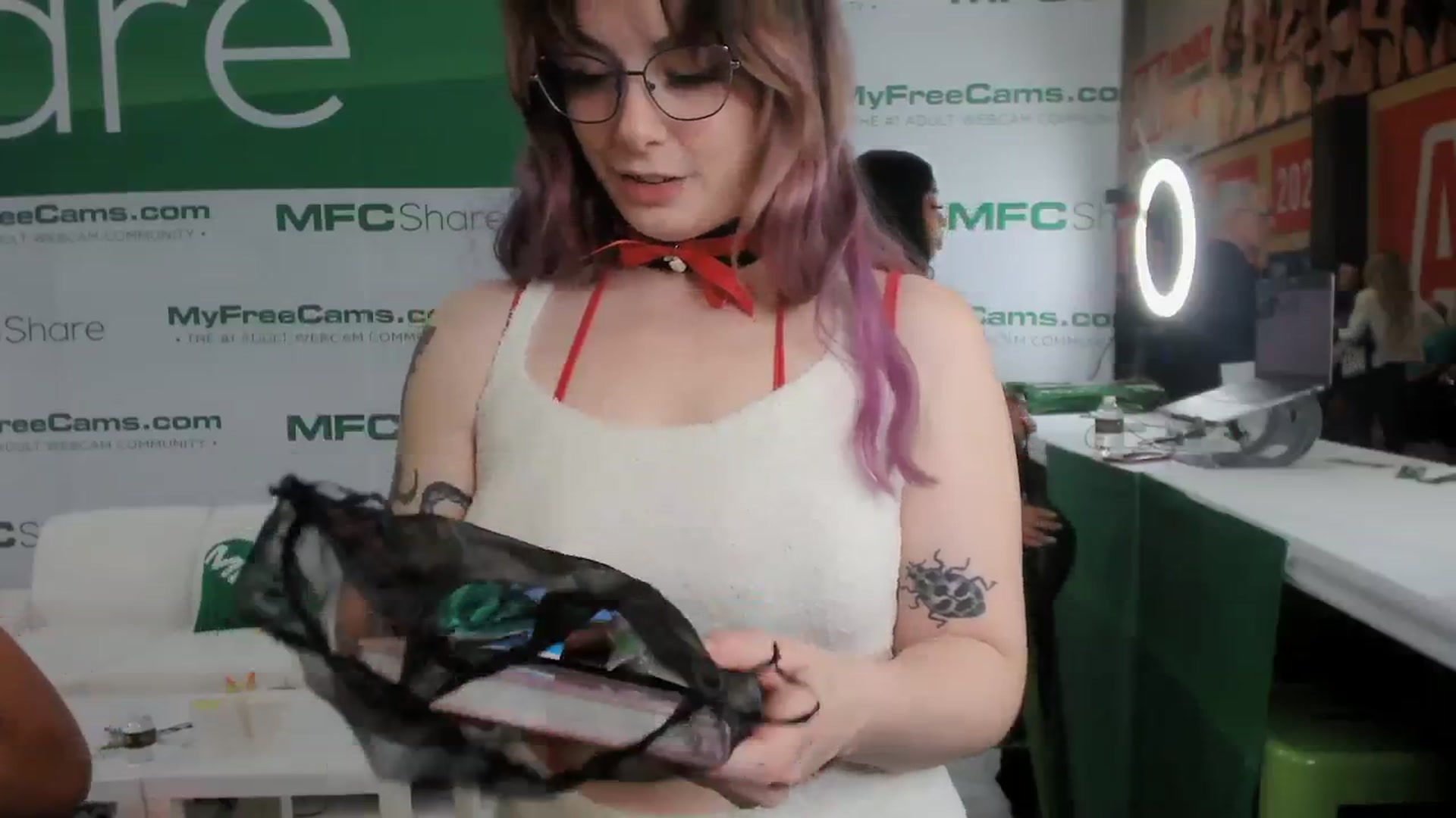 Gallery image thumbnail from Hempley's myfreecams stream on, 01/25/2024, 22:15 image 17 of 20