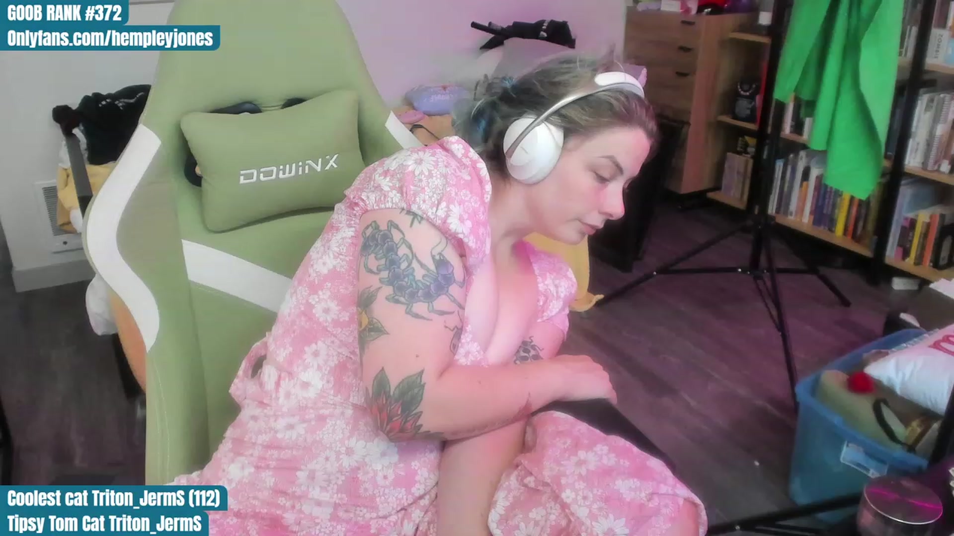 Gallery image thumbnail from Hempleyjones's myfreecams stream on, 07/23/2023, 22:49 image 7 of 20
