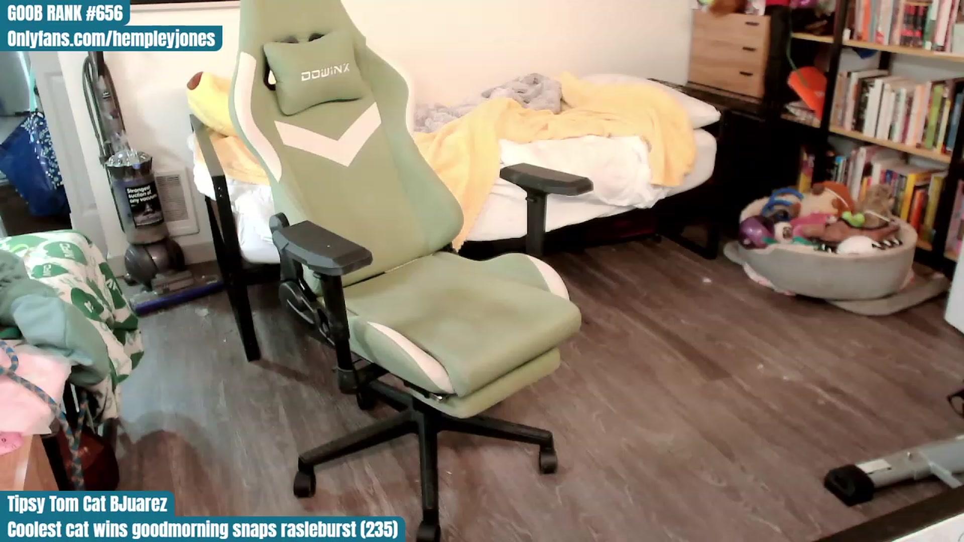 Gallery image thumbnail from Hempleyjones's myfreecams stream on, 10/21/2023, 19:00 image 13 of 20