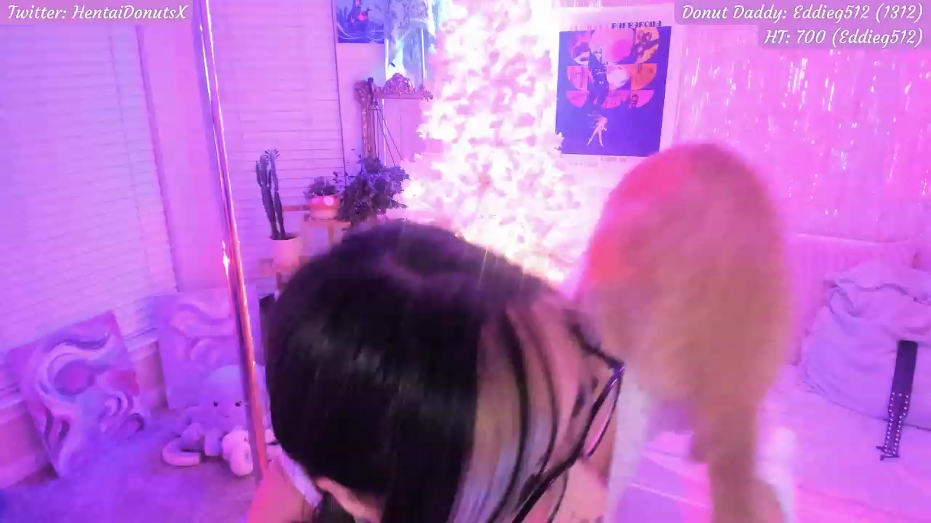 Gallery image thumbnail from HentaiDonuts's myfreecams stream on, 12/11/2022, 05:11 image 10 of 20
