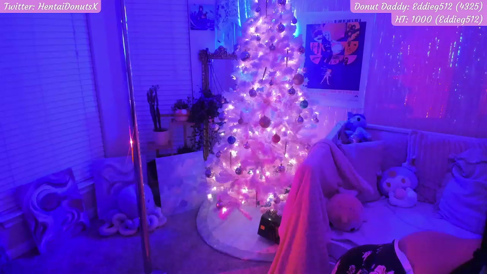 Gallery image thumbnail from HentaiDonuts's myfreecams stream on, 12/11/2022, 07:45 image 12 of 20