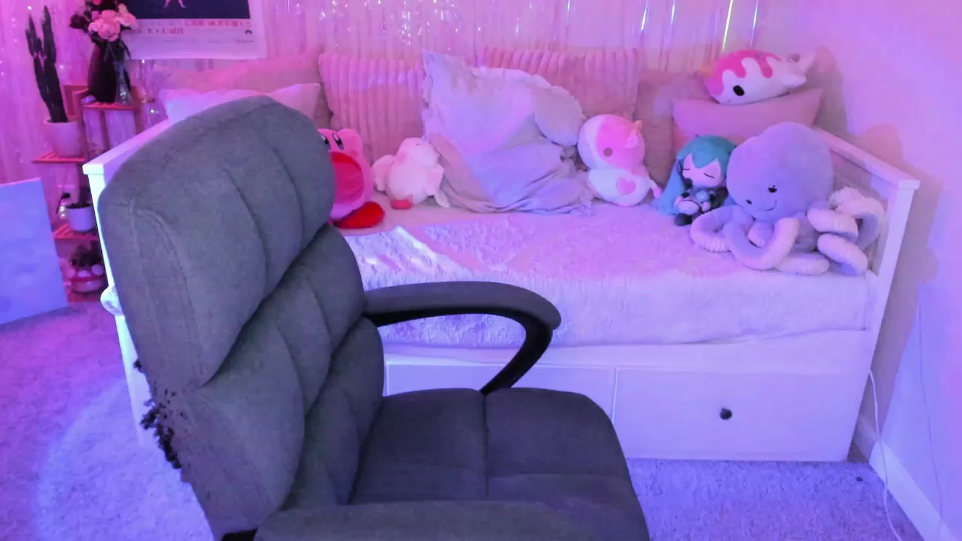 Gallery image thumbnail from HentaiDonuts's myfreecams stream on, 09/07/2023, 06:10 image 18 of 20