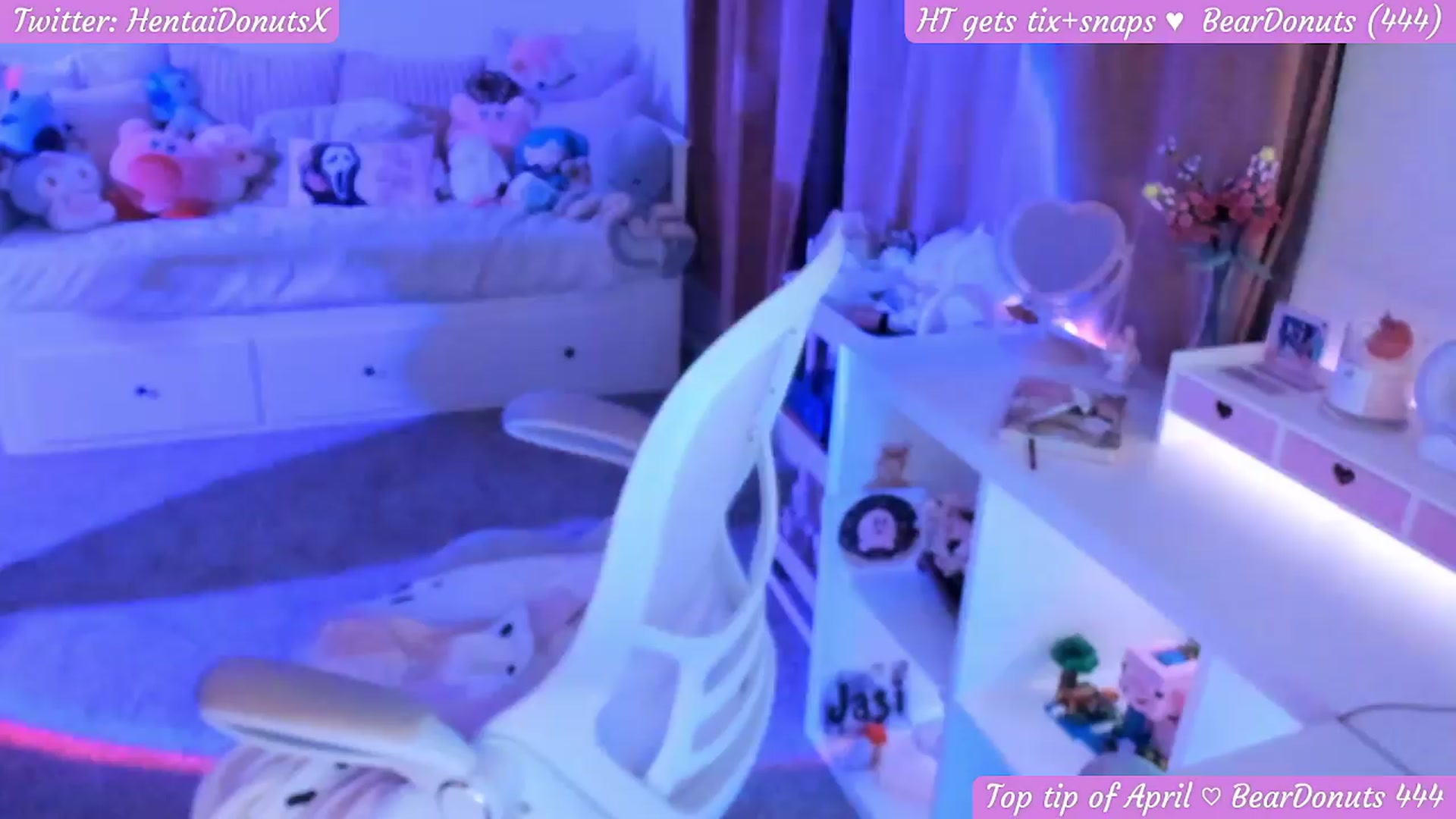 Gallery image thumbnail from HentaiDonuts's myfreecams stream on, 04/08/2024, 08:32 image 11 of 20