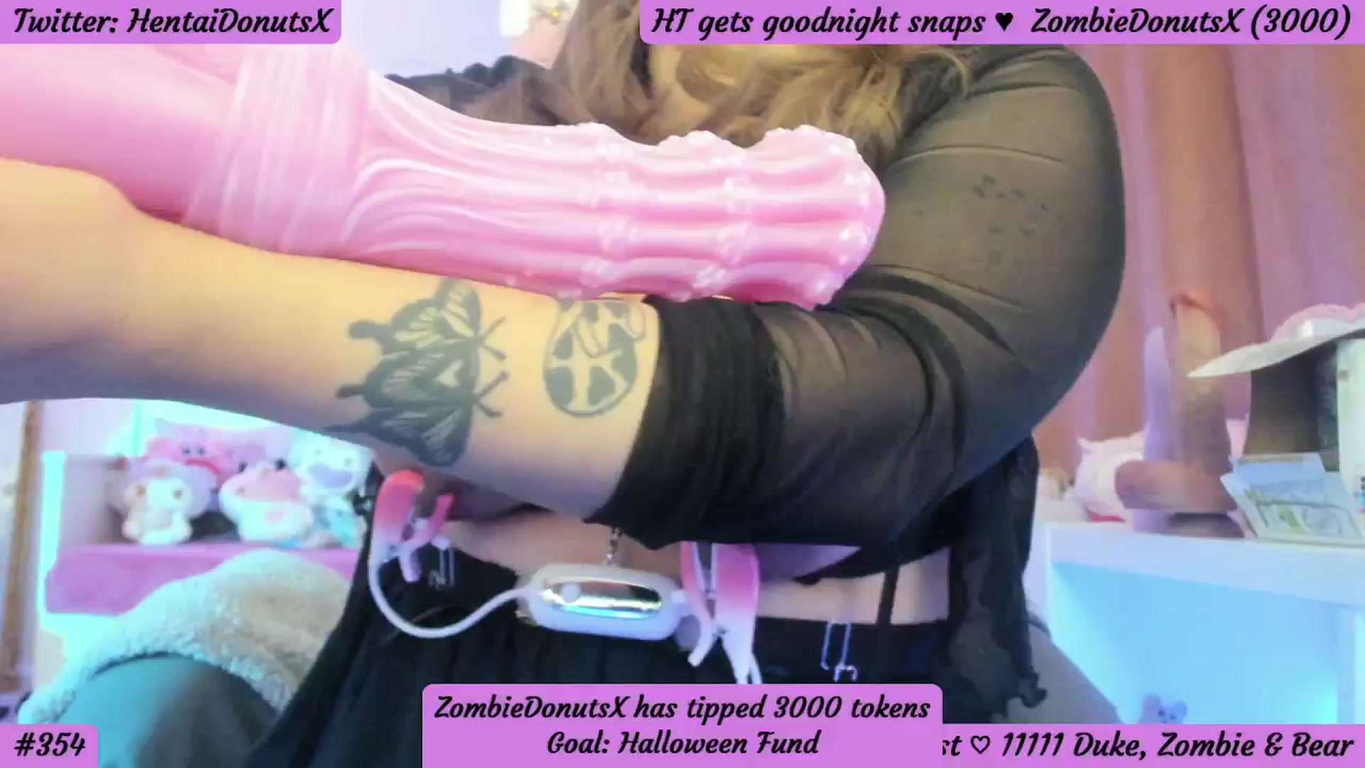 Gallery image thumbnail from HentaiDonuts's myfreecams stream on, 08/20/2024, 07:13 image 18 of 20