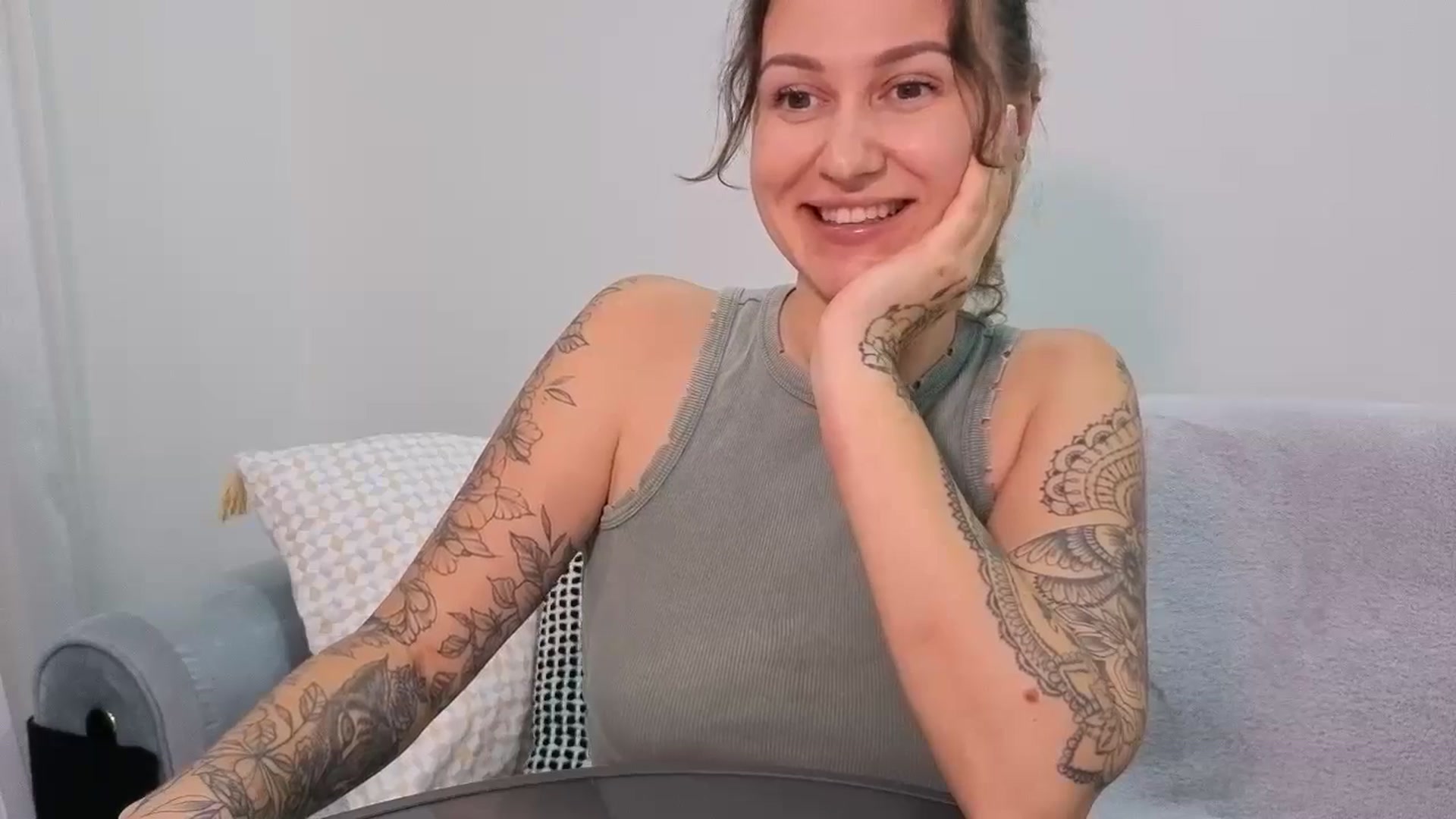Gallery image thumbnail from Hi_Love's myfreecams stream on, 10/26/2025, 18:43 image 16 of 20