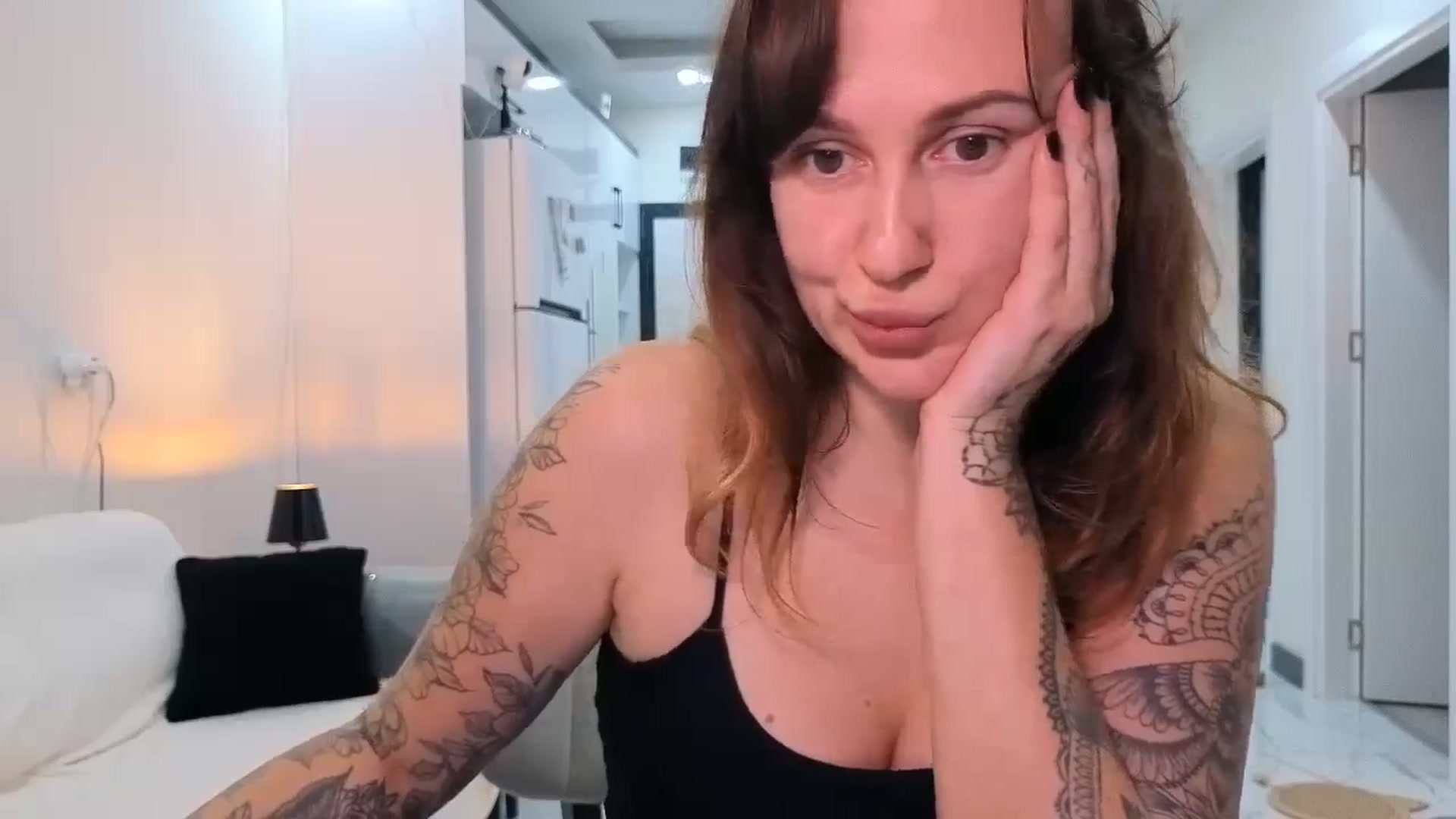 Gallery image thumbnail from Hi_Love's myfreecams stream on, 11/22/2025, 19:25 image 7 of 20