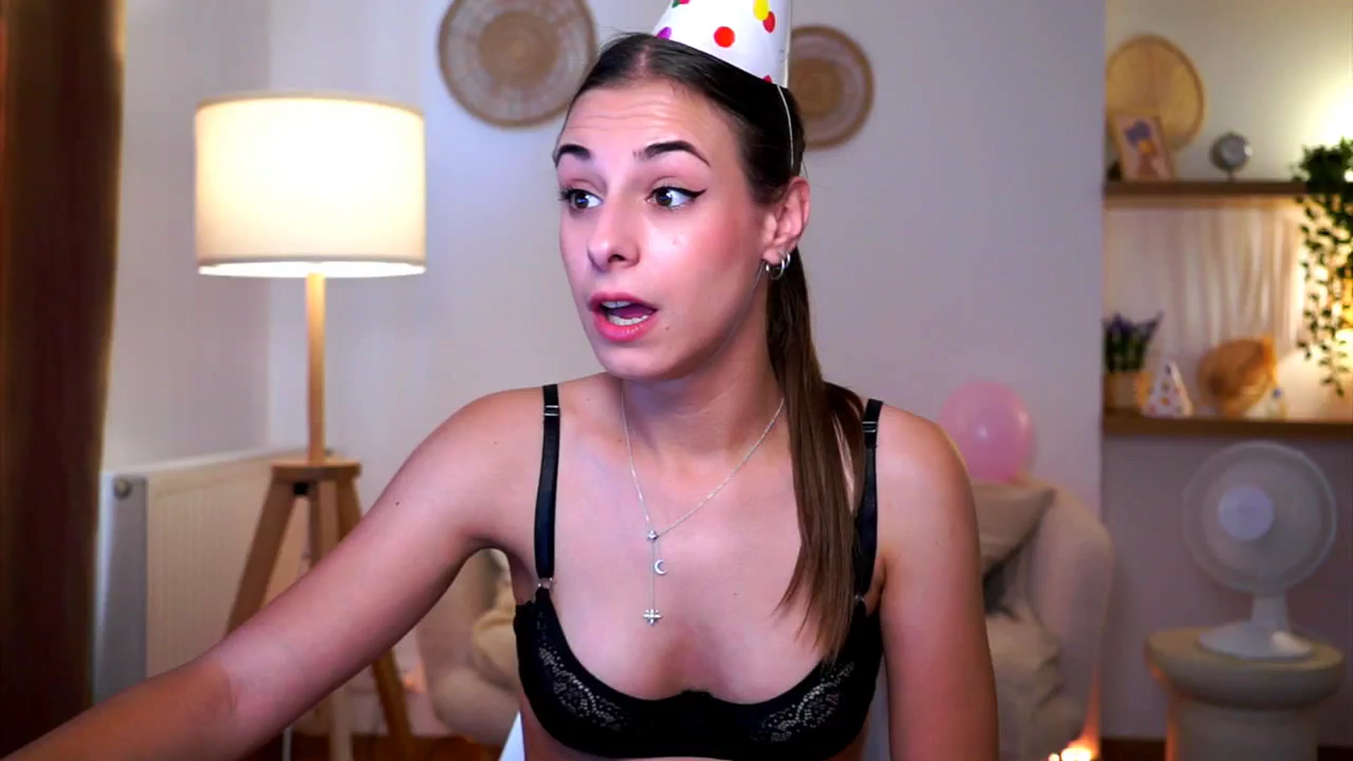 Gallery image thumbnail from Hidden_Gem_'s myfreecams stream on, 08/24/2024, 17:50 image 1 of 20