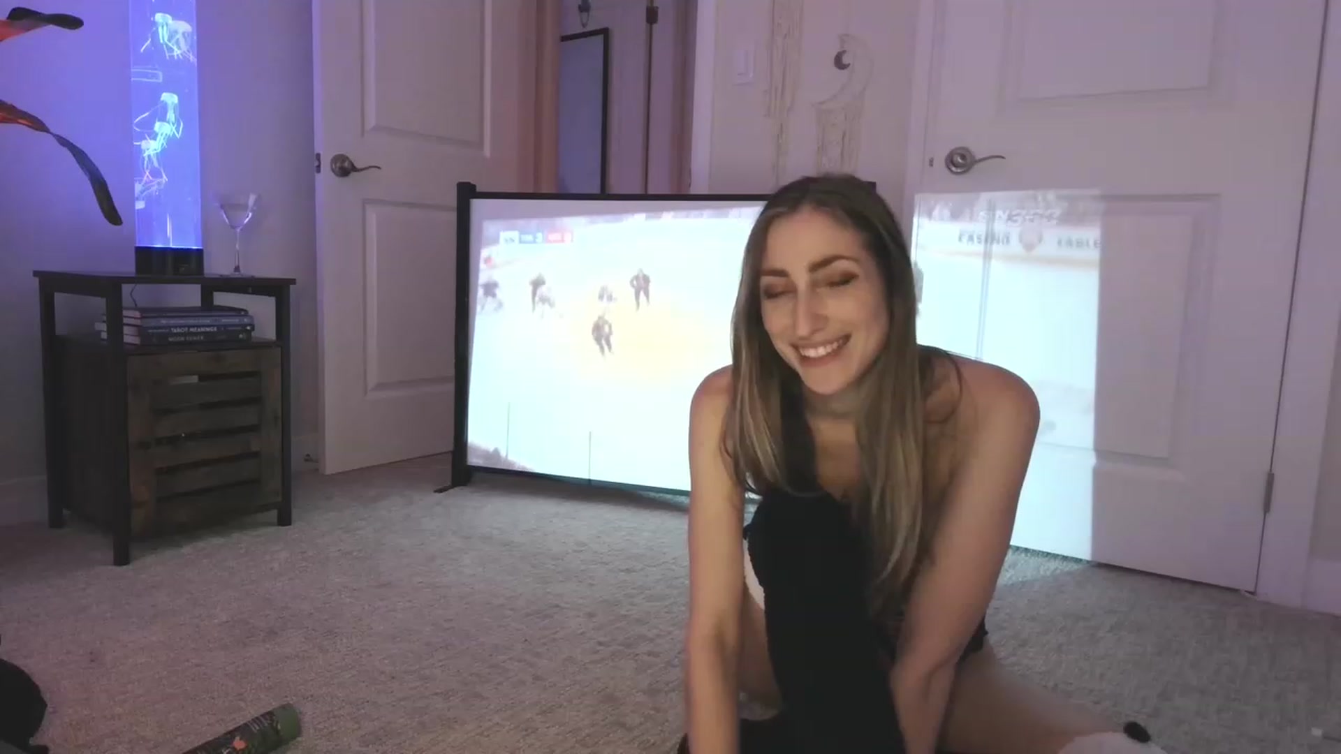 Gallery image thumbnail from HippyBabee's myfreecams stream on, 04/02/2023, 03:39 image 5 of 20