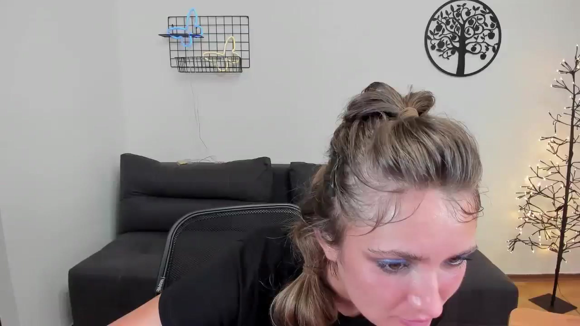 Gallery image thumbnail from HloeSky's myfreecams stream on, 07/31/2023, 16:37 image 13 of 20