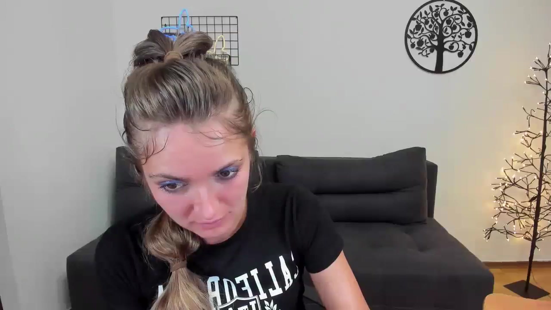 Gallery image thumbnail from HloeSky's myfreecams stream on, 07/31/2023, 17:35 image 6 of 20