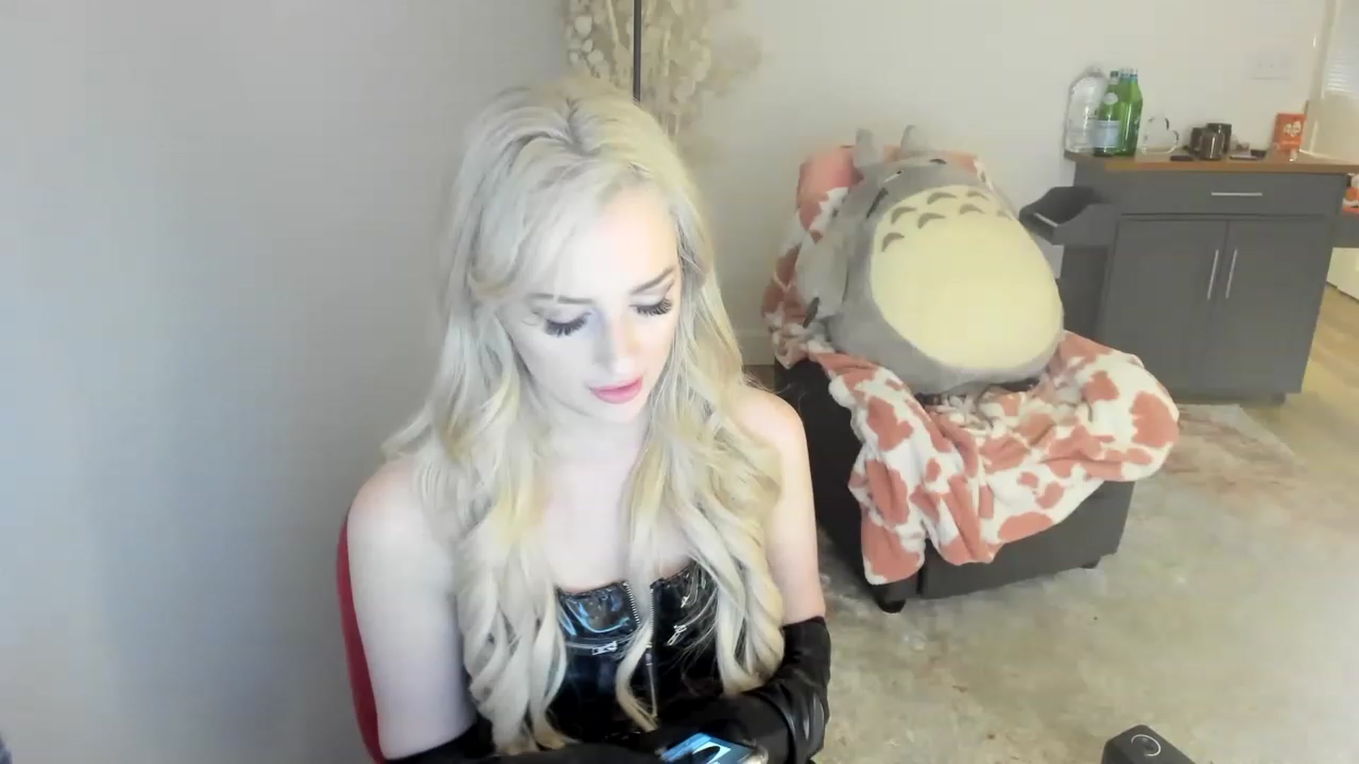 Gallery image thumbnail from HoldMyGfruit's myfreecams stream on, 04/08/2023, 24:52 image 12 of 20