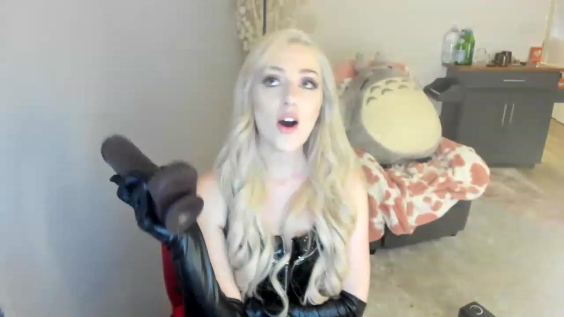 Gallery image thumbnail from HoldMyGfruit's myfreecams stream on, 04/08/2023, 24:52 image 2 of 20
