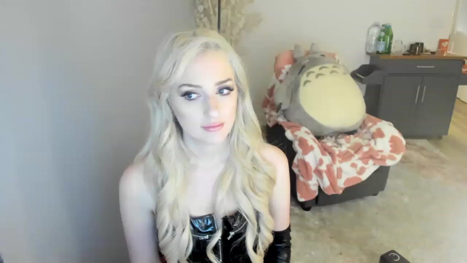 Gallery image thumbnail from HoldMyGfruit's myfreecams stream on, 04/08/2023, 24:52 image 14 of 20