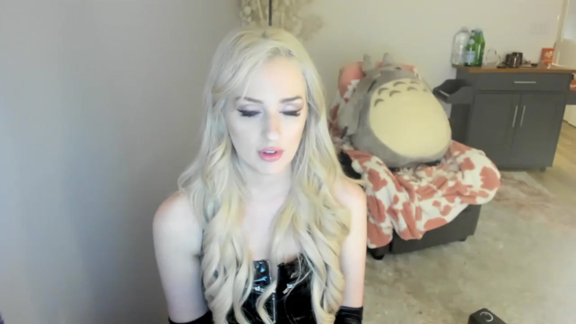 Gallery image thumbnail from HoldMyGfruit's myfreecams stream on, 04/08/2023, 24:52 image 3 of 20