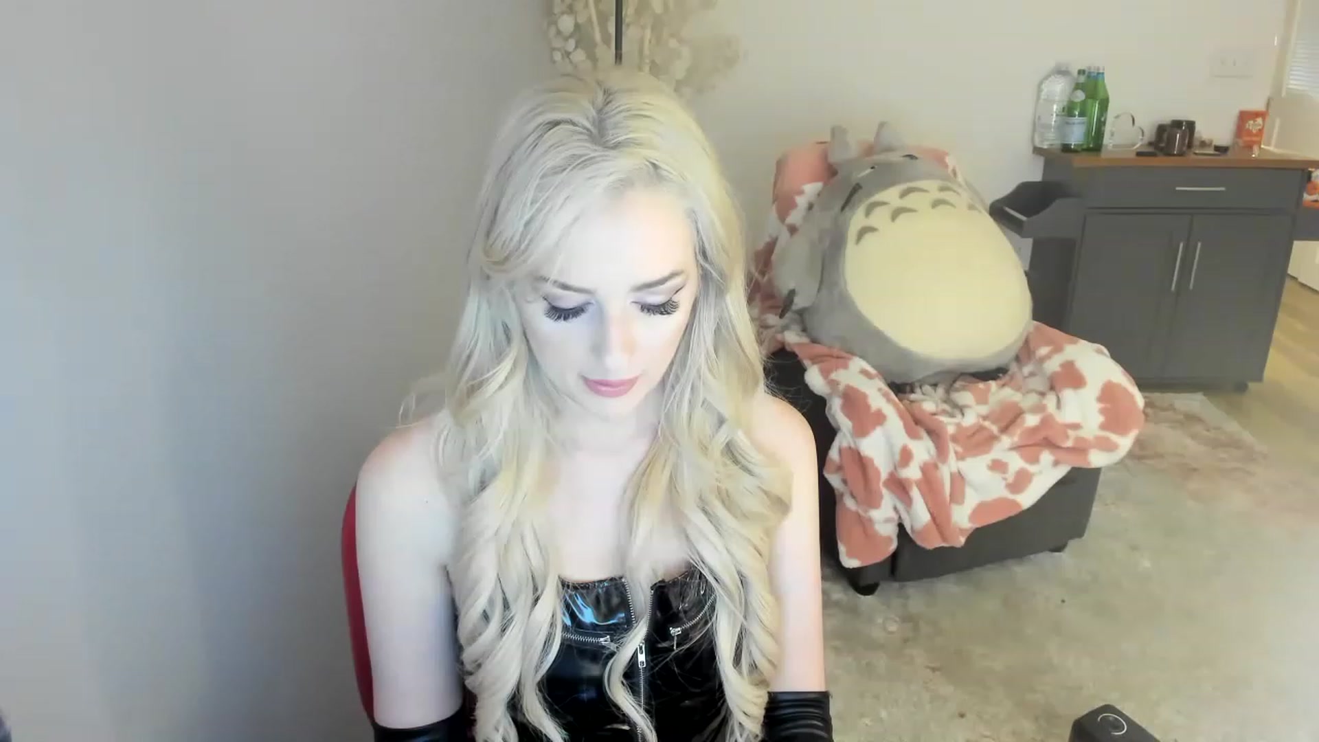 Gallery image thumbnail from HoldMyGfruit's myfreecams stream on, 04/08/2023, 24:52 image 7 of 20