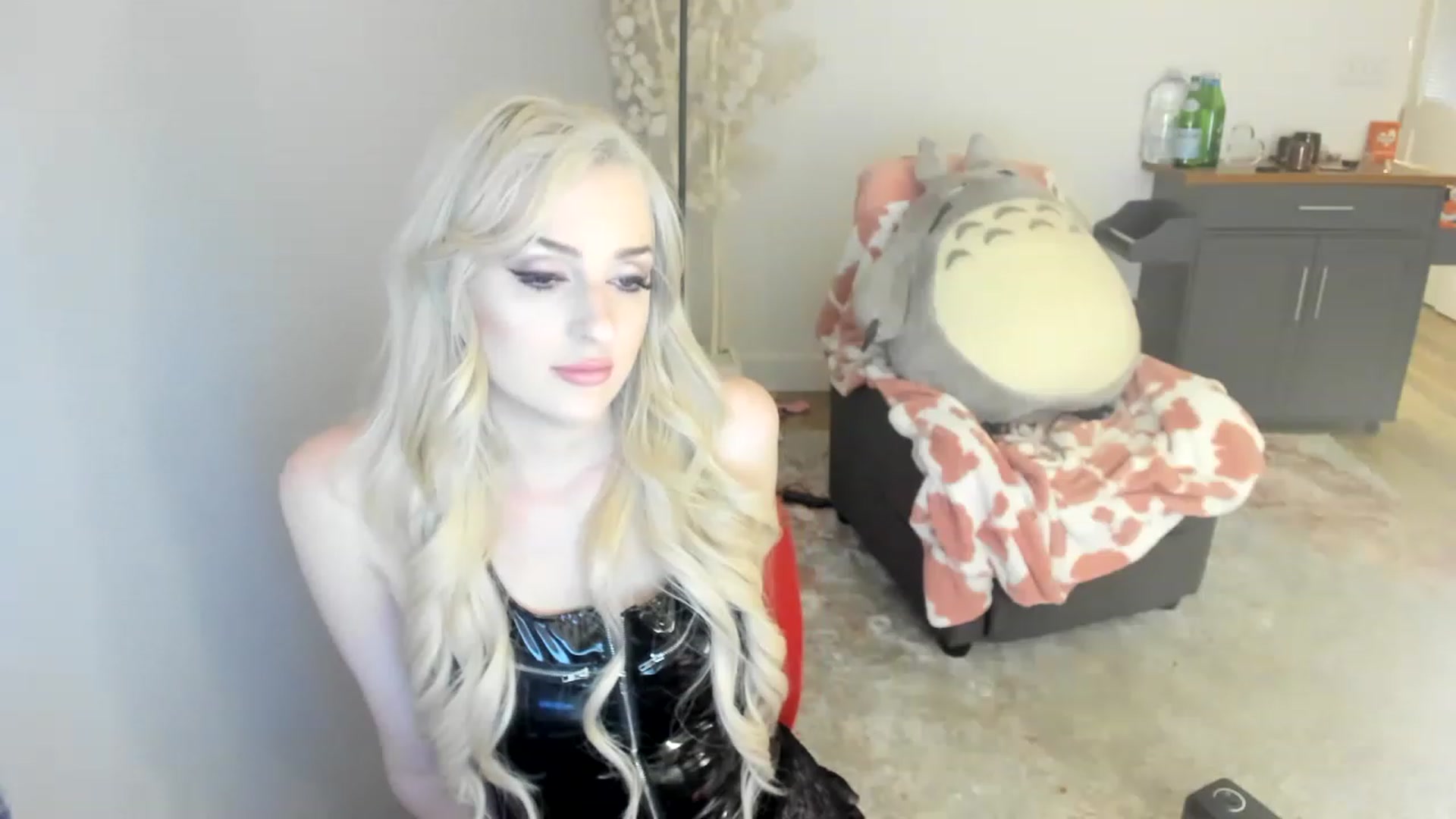 Gallery image thumbnail from HoldMyGfruit's myfreecams stream on, 04/08/2023, 24:52 image 18 of 20