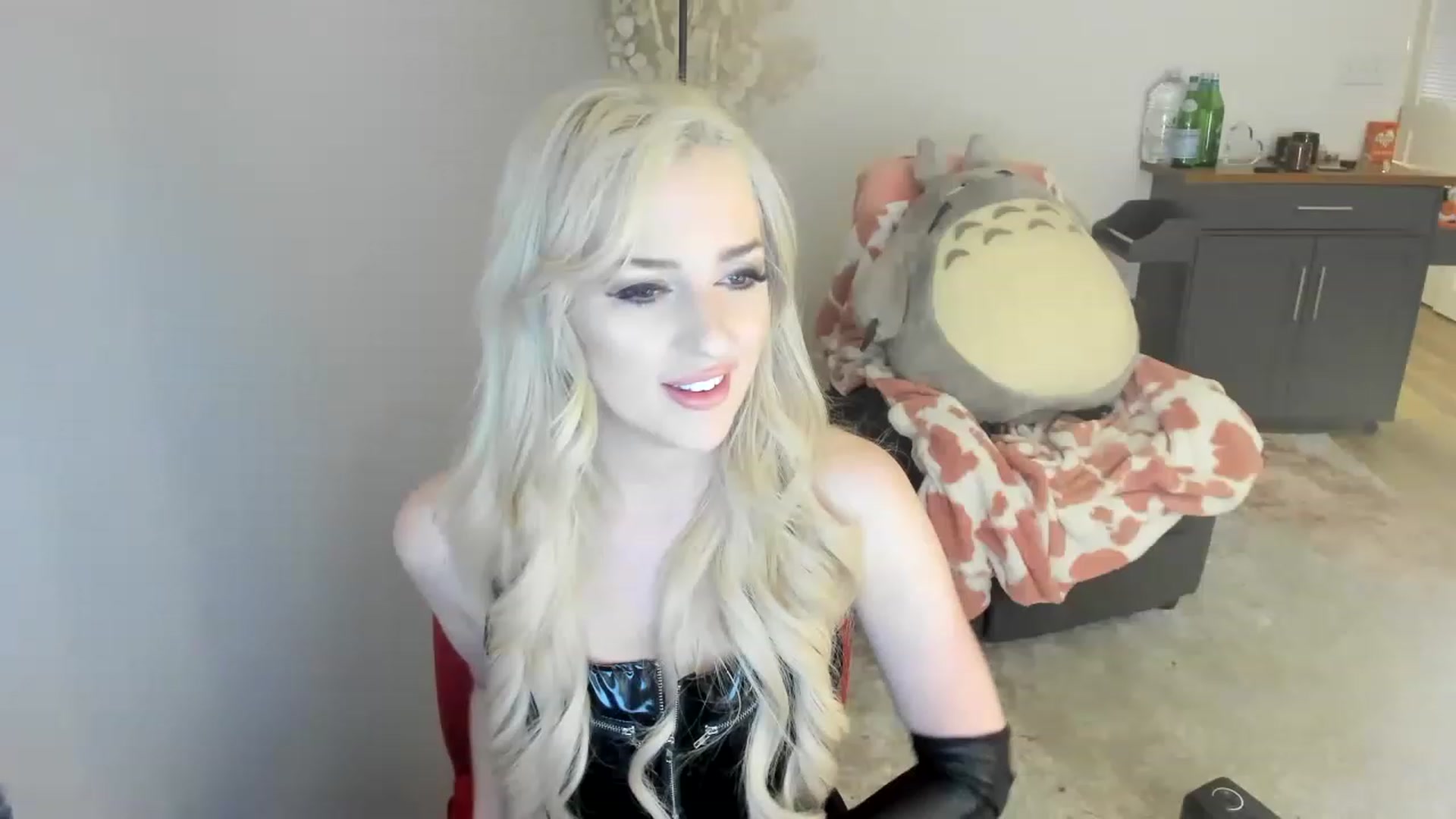 Gallery image thumbnail from HoldMyGfruit's myfreecams stream on, 04/08/2023, 24:52 image 19 of 20