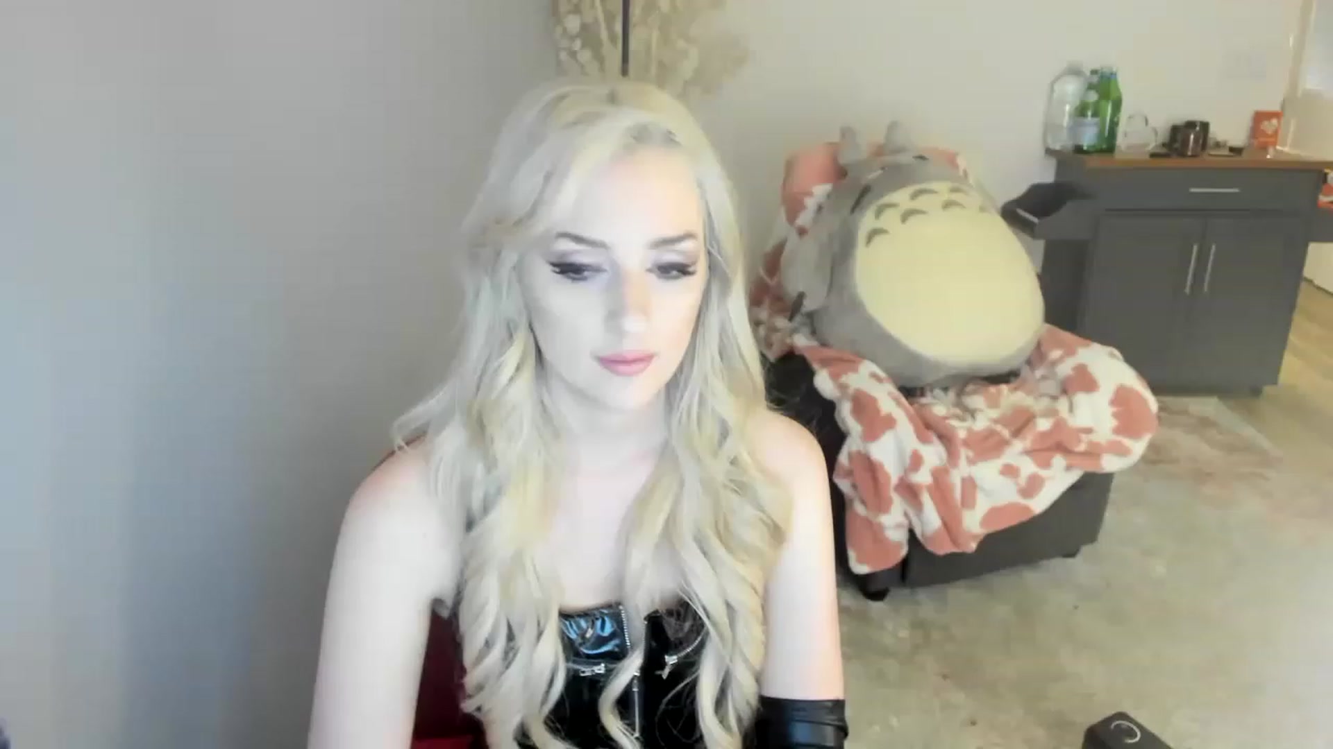 Gallery image thumbnail from HoldMyGfruit's myfreecams stream on, 04/08/2023, 24:52 image 16 of 20