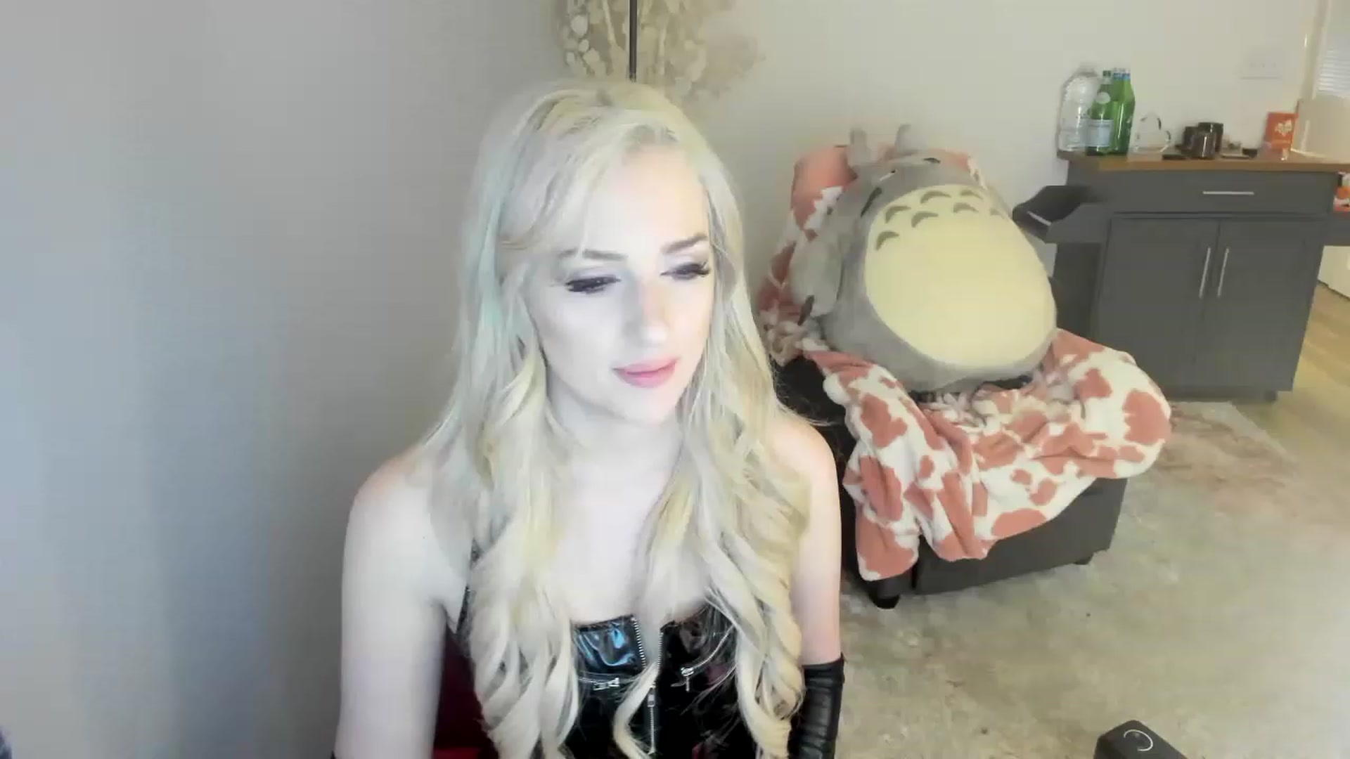 Gallery image thumbnail from HoldMyGfruit's myfreecams stream on, 04/08/2023, 24:52 image 11 of 20