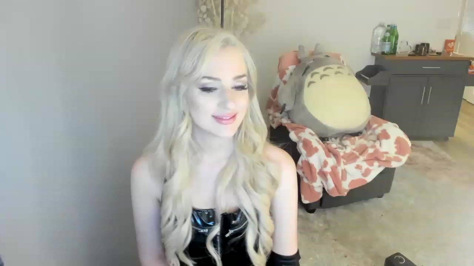 Gallery image thumbnail from HoldMyGfruit's myfreecams stream on, 04/08/2023, 24:52 image 17 of 20