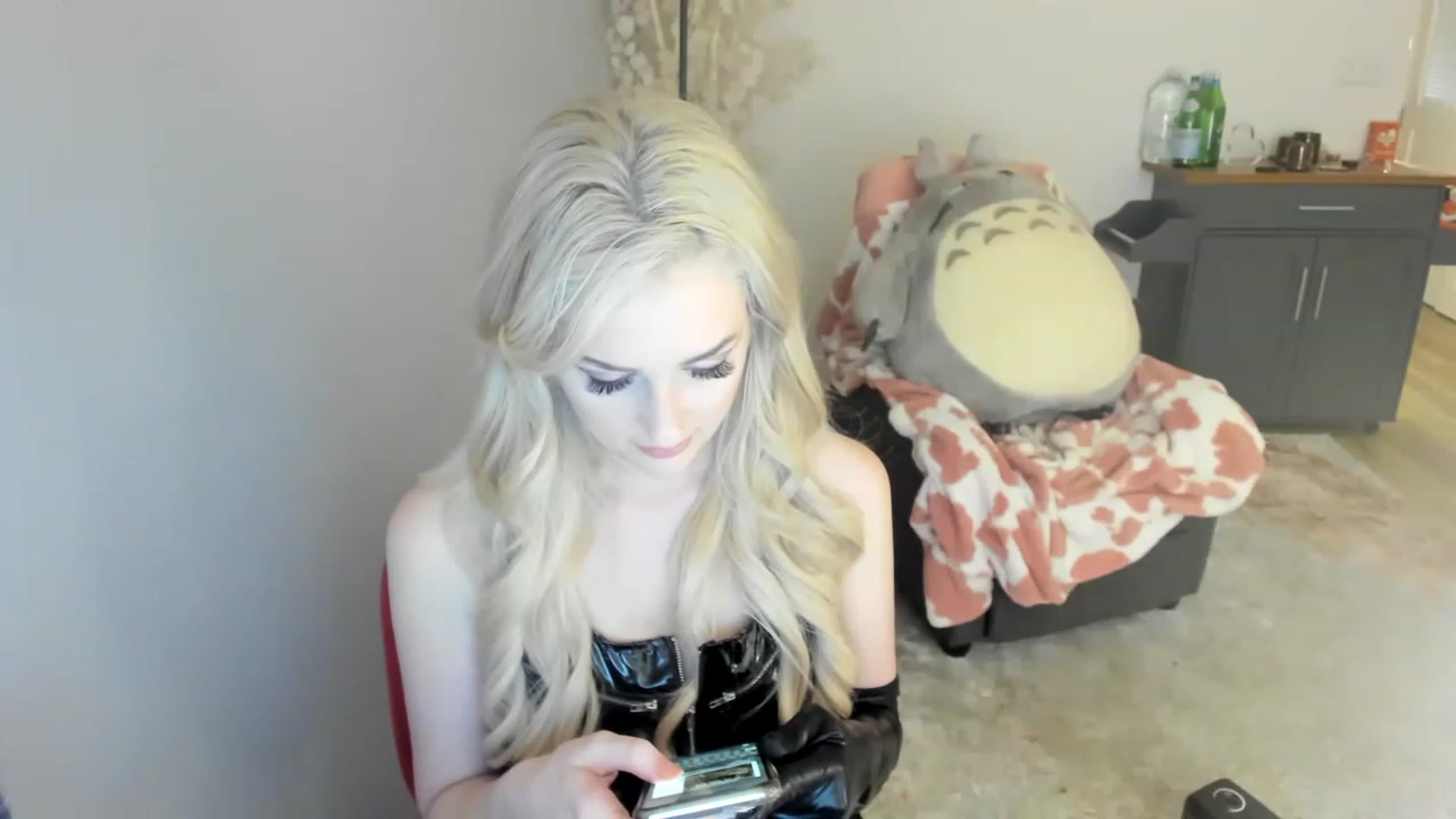 Gallery image thumbnail from HoldMyGfruit's myfreecams stream on, 04/08/2023, 24:52 image 15 of 20