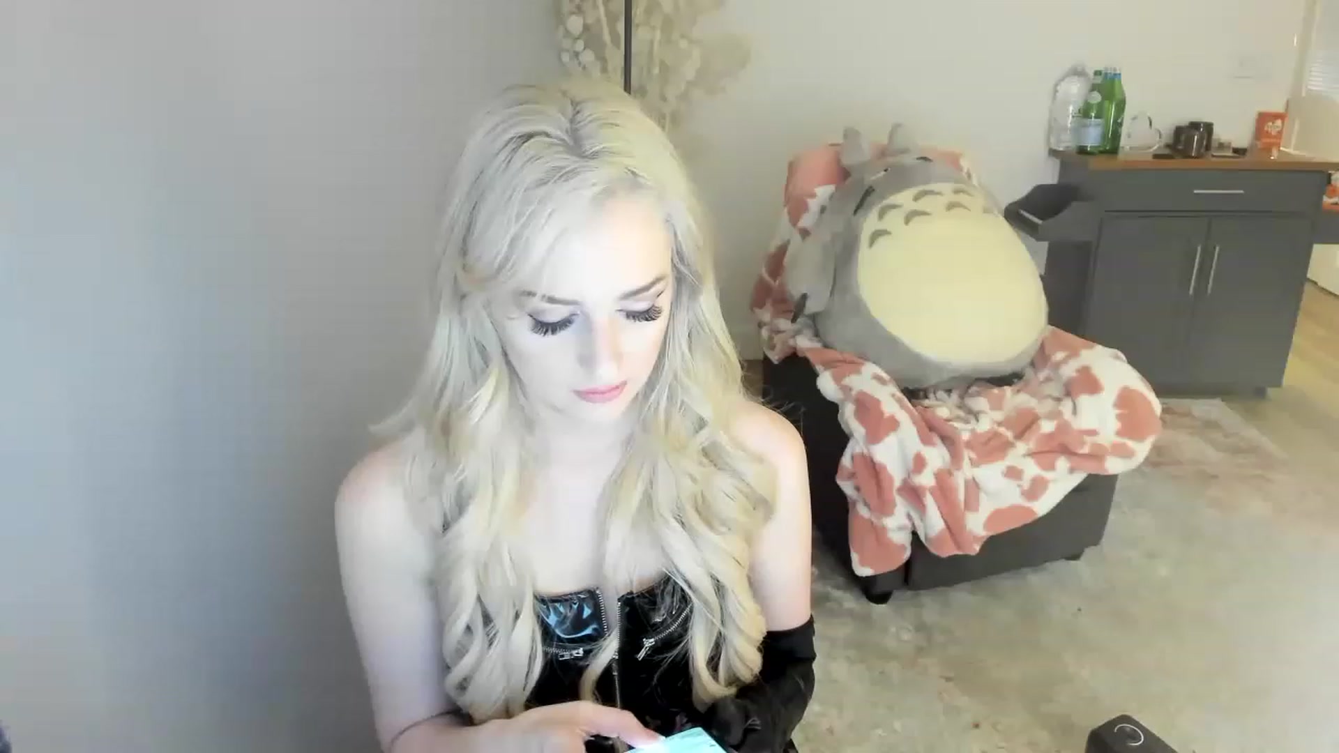 Gallery image thumbnail from HoldMyGfruit's myfreecams stream on, 04/08/2023, 24:52 image 13 of 20