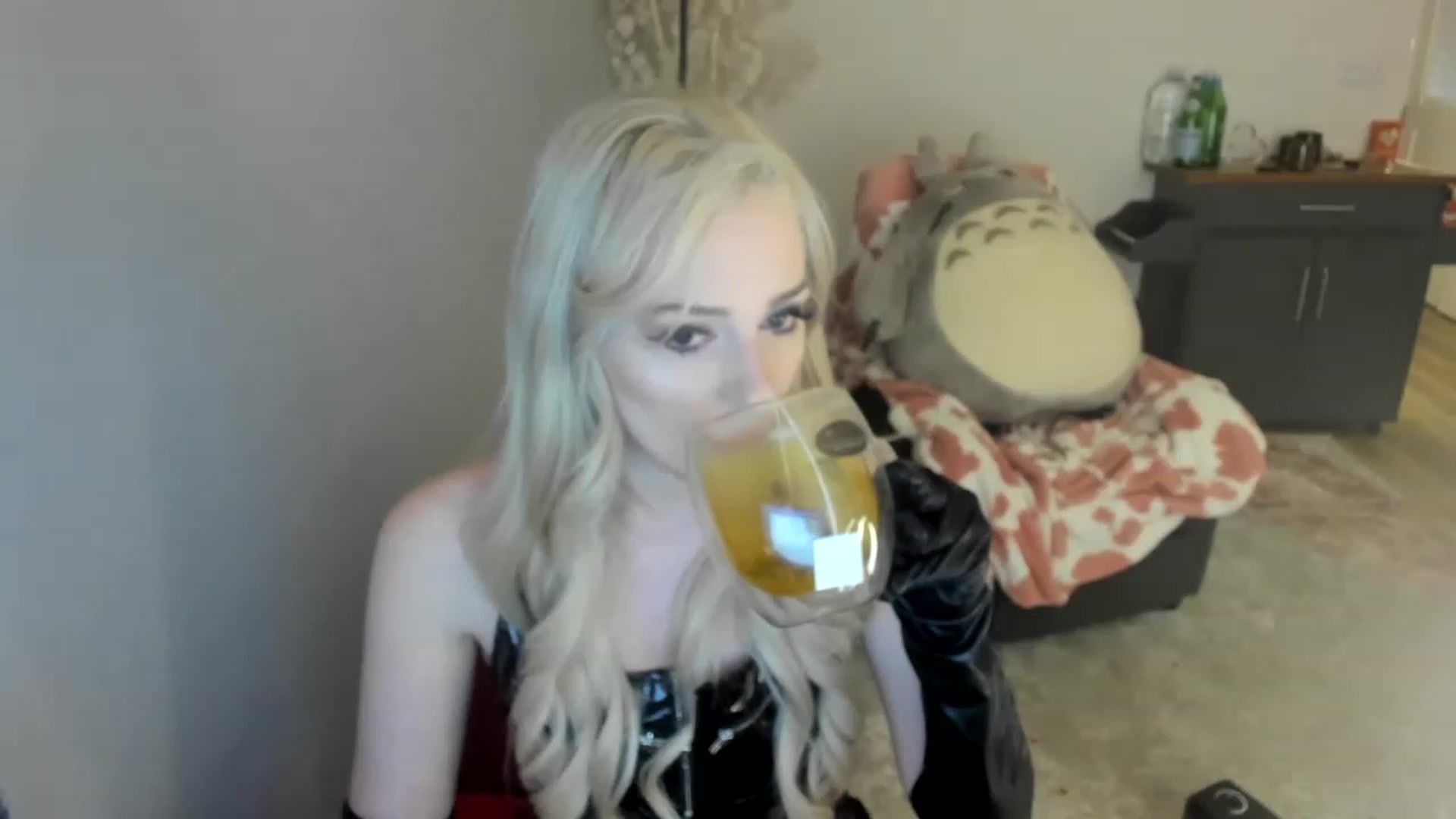 Gallery image thumbnail from HoldMyGfruit's myfreecams stream on, 04/08/2023, 24:52 image 4 of 20