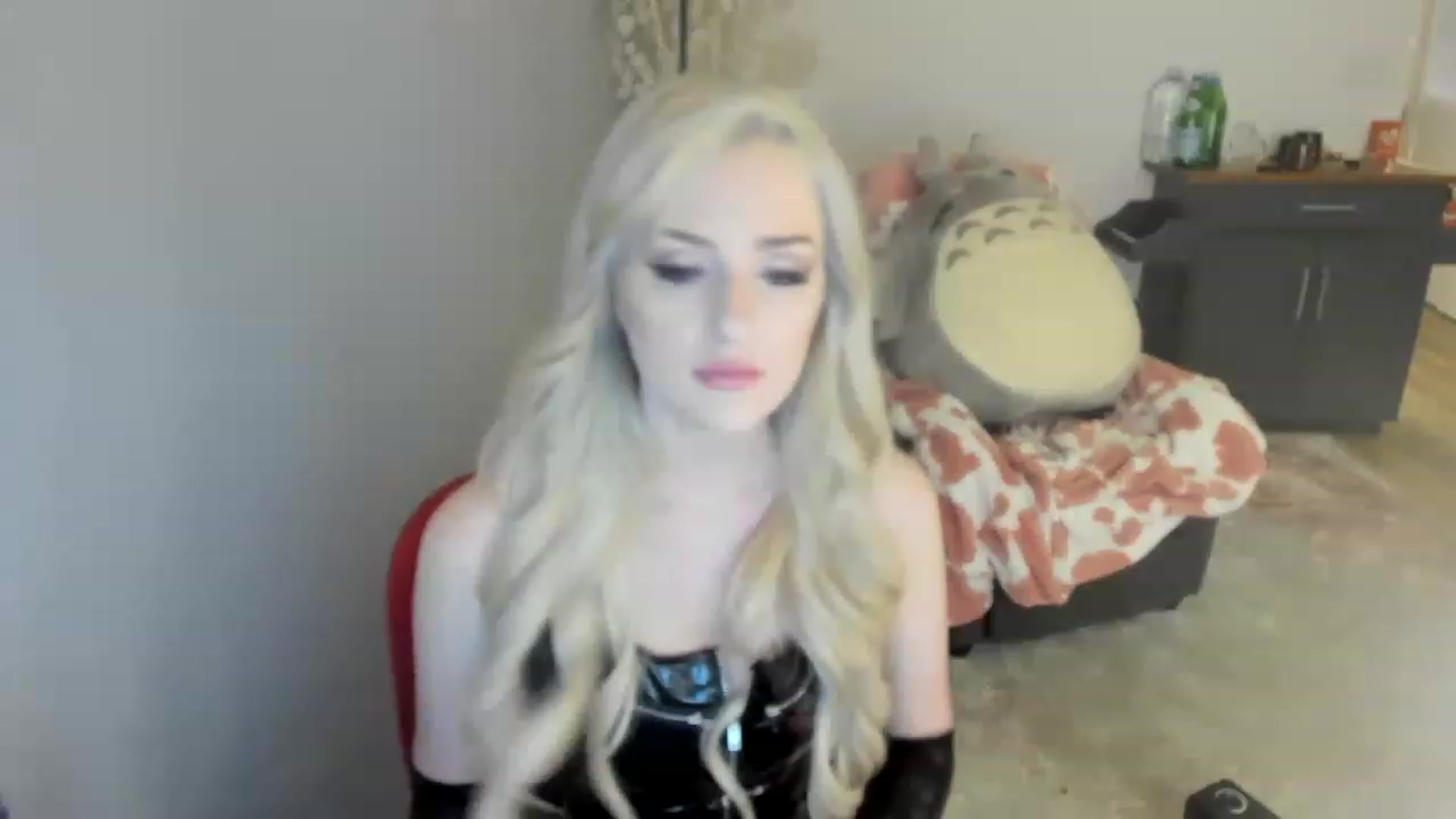 Gallery image thumbnail from HoldMyGfruit's myfreecams stream on, 04/08/2023, 24:52 image 5 of 20