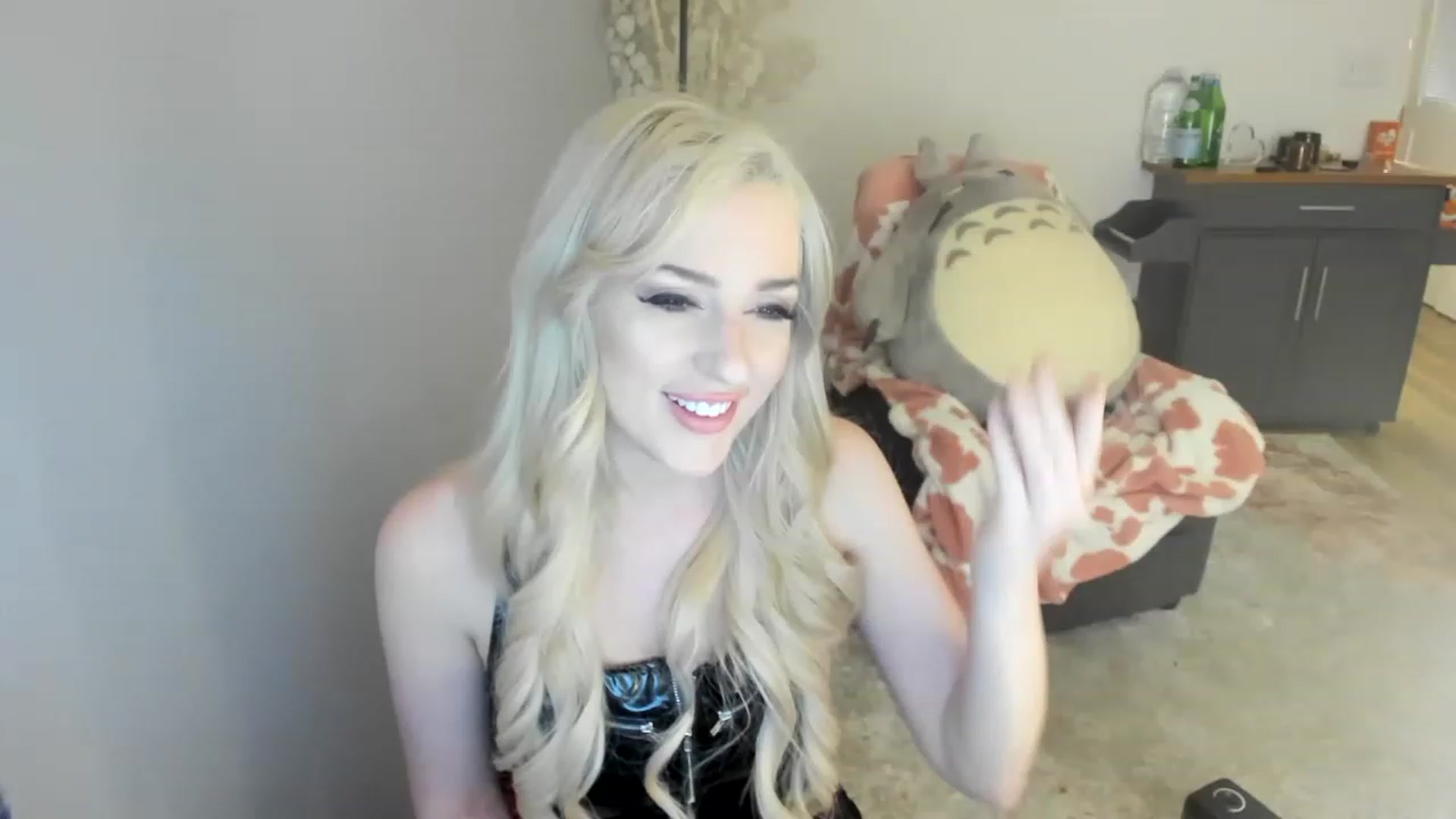 Gallery image thumbnail from HoldMyGfruit's myfreecams stream on, 04/08/2023, 24:52 image 20 of 20