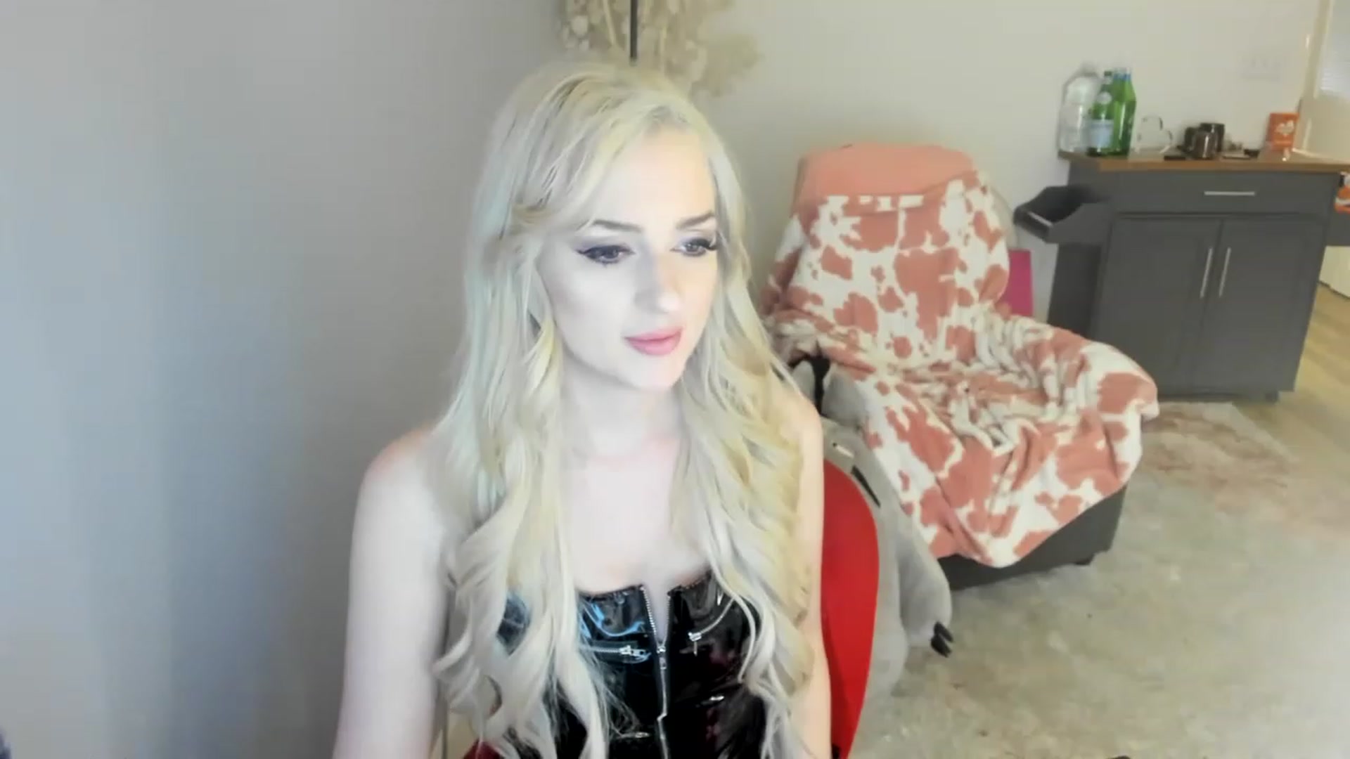 Gallery image thumbnail from HoldMyGfruit's myfreecams stream on, 04/08/2023, 02:21 image 3 of 20