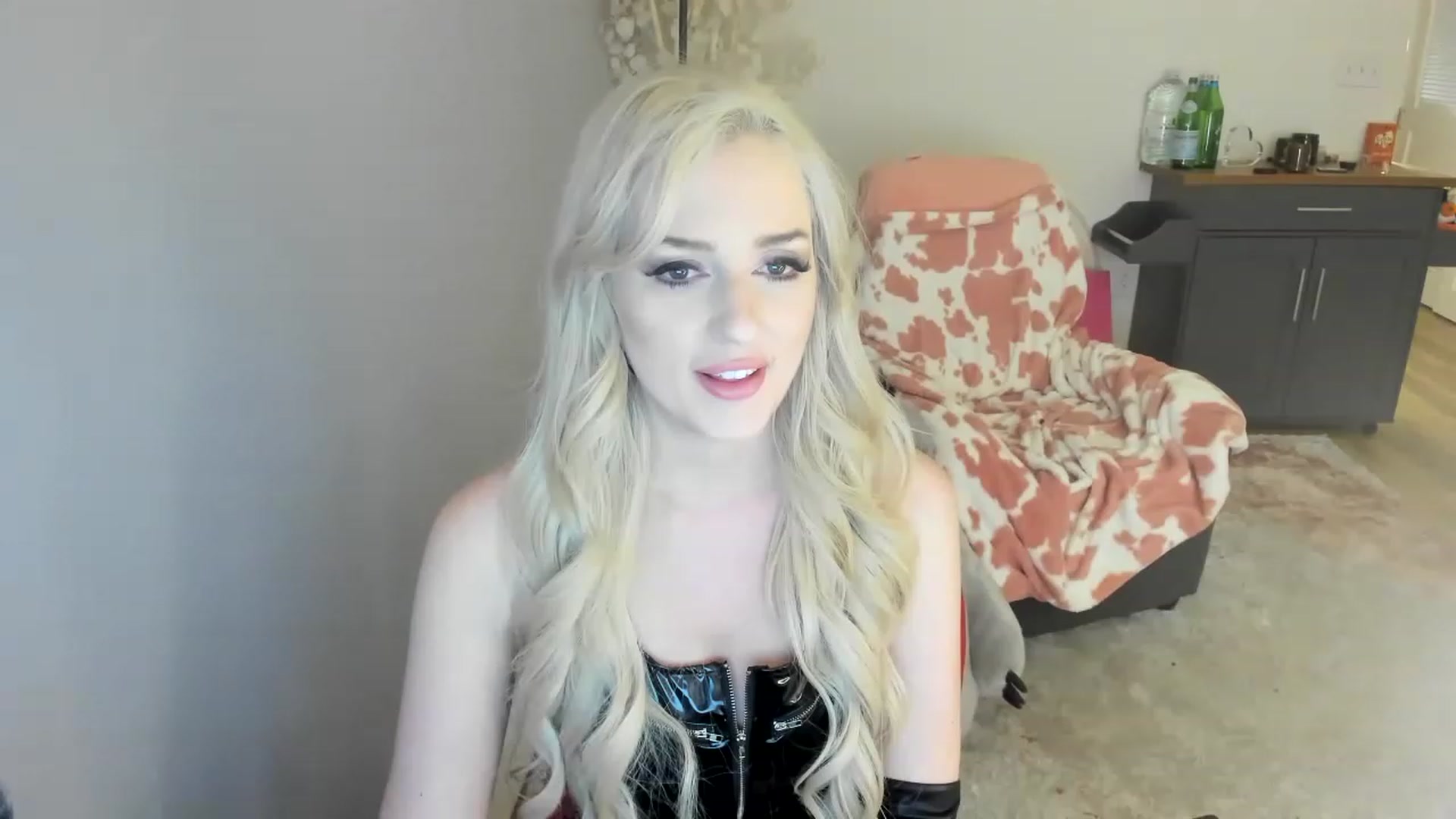 Gallery image thumbnail from HoldMyGfruit's myfreecams stream on, 04/08/2023, 02:21 image 1 of 20