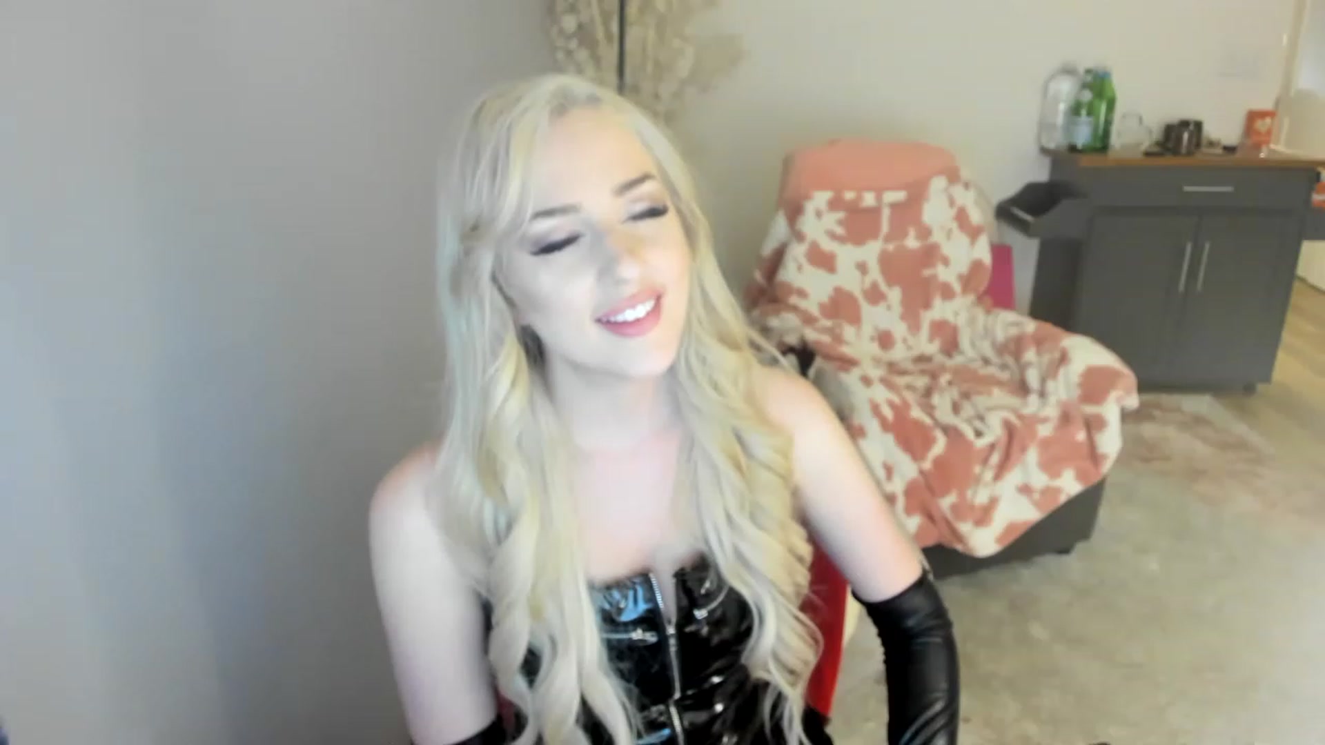 Gallery image thumbnail from HoldMyGfruit's myfreecams stream on, 04/08/2023, 02:21 image 7 of 20